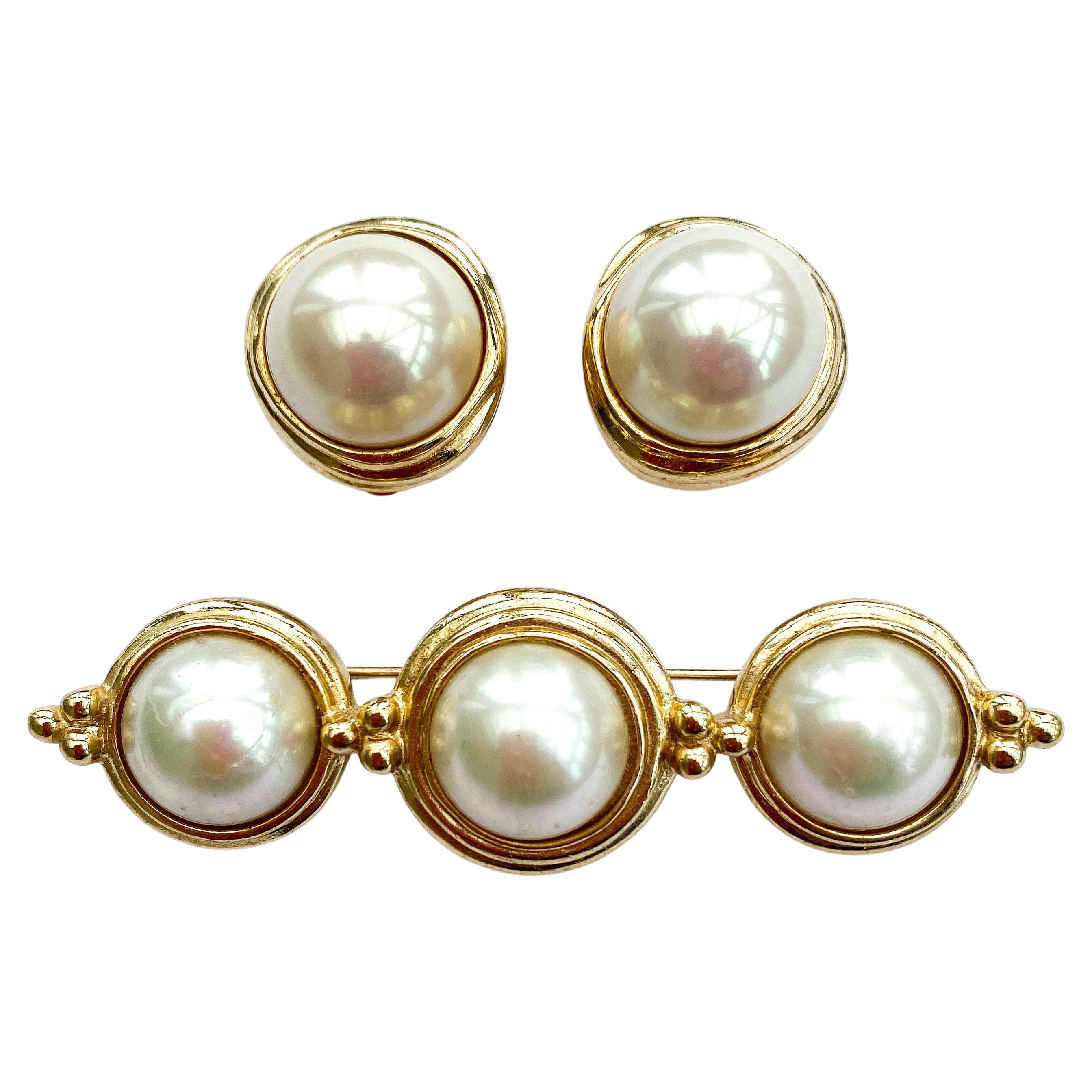 A paste pearl and gilt metal bar brooch and matching earrings, C. Dior, 1980s. For Sale
