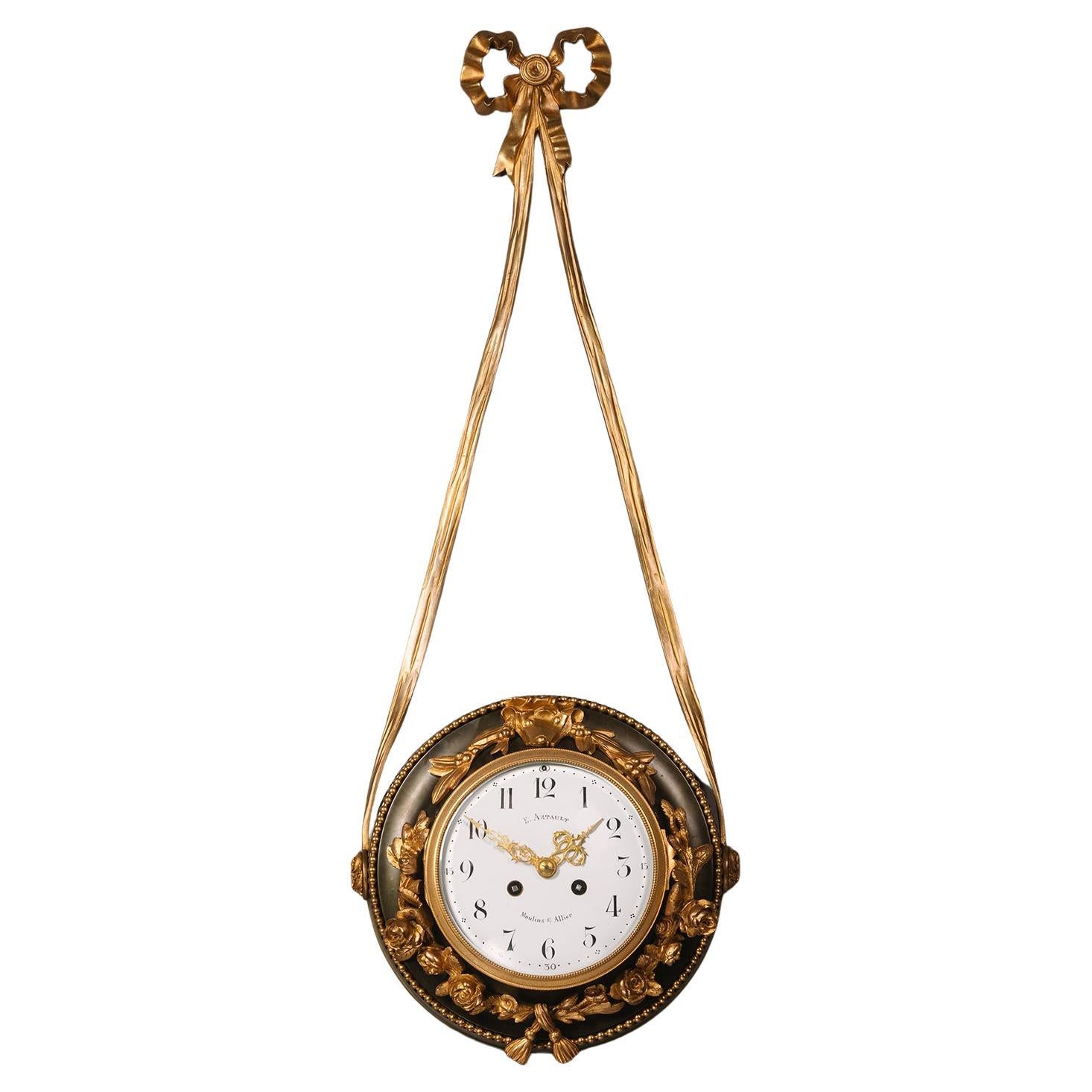 Eine patinierte und vergoldete Hängeuhr