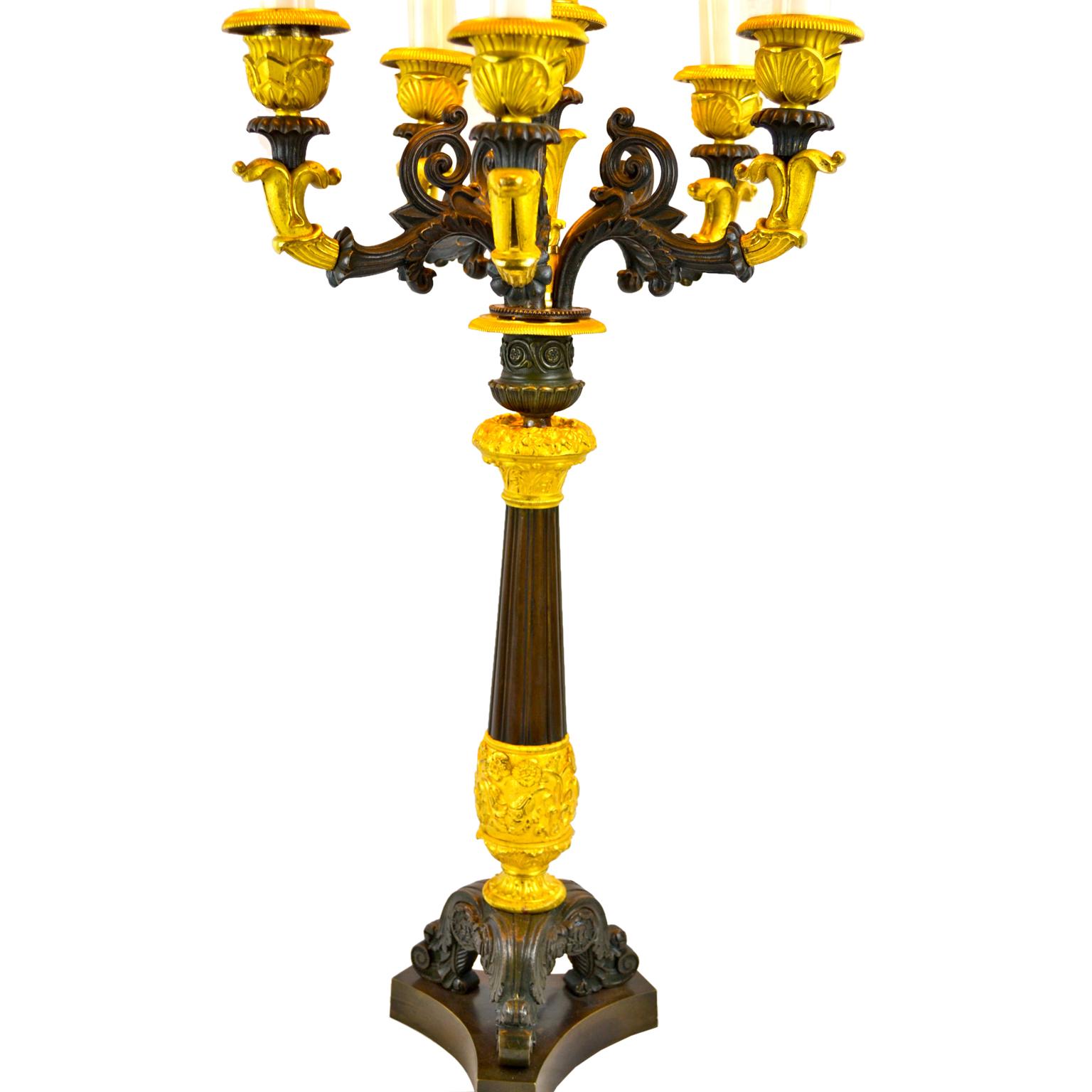 Sechs Kerzen-Kandelaberlampe aus patinierter und vergoldeter Bronze im französischen Empire-Stil (Empire Revival) im Angebot