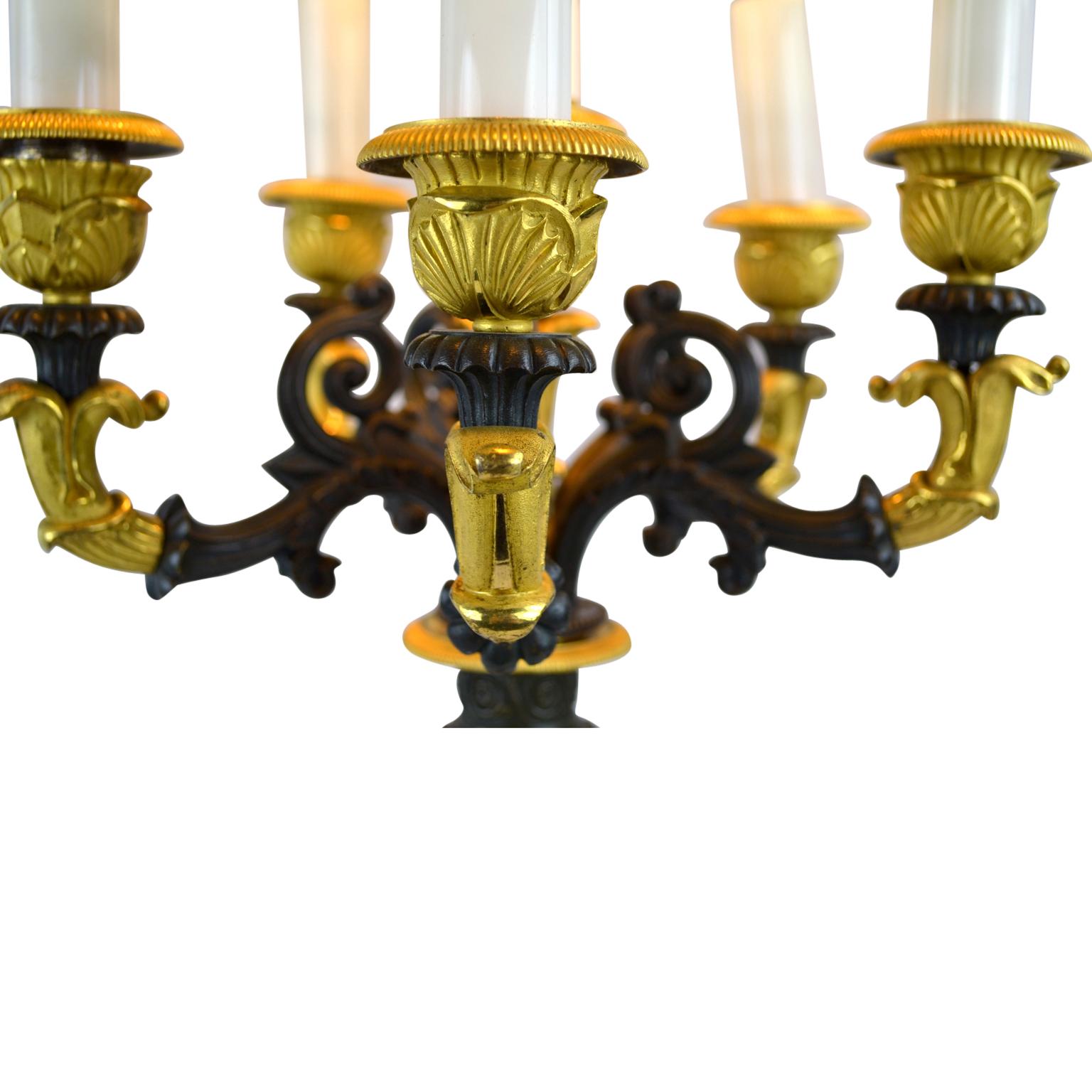 Français Lampe candélabre Empire français à six bougies en bronze patiné et doré en vente