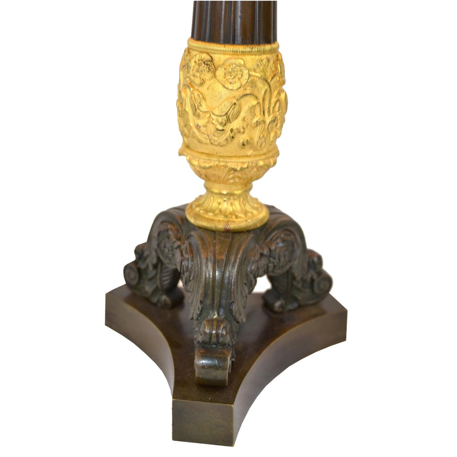 Sechs Kerzen-Kandelaberlampe aus patinierter und vergoldeter Bronze im französischen Empire-Stil (Vergoldet) im Angebot