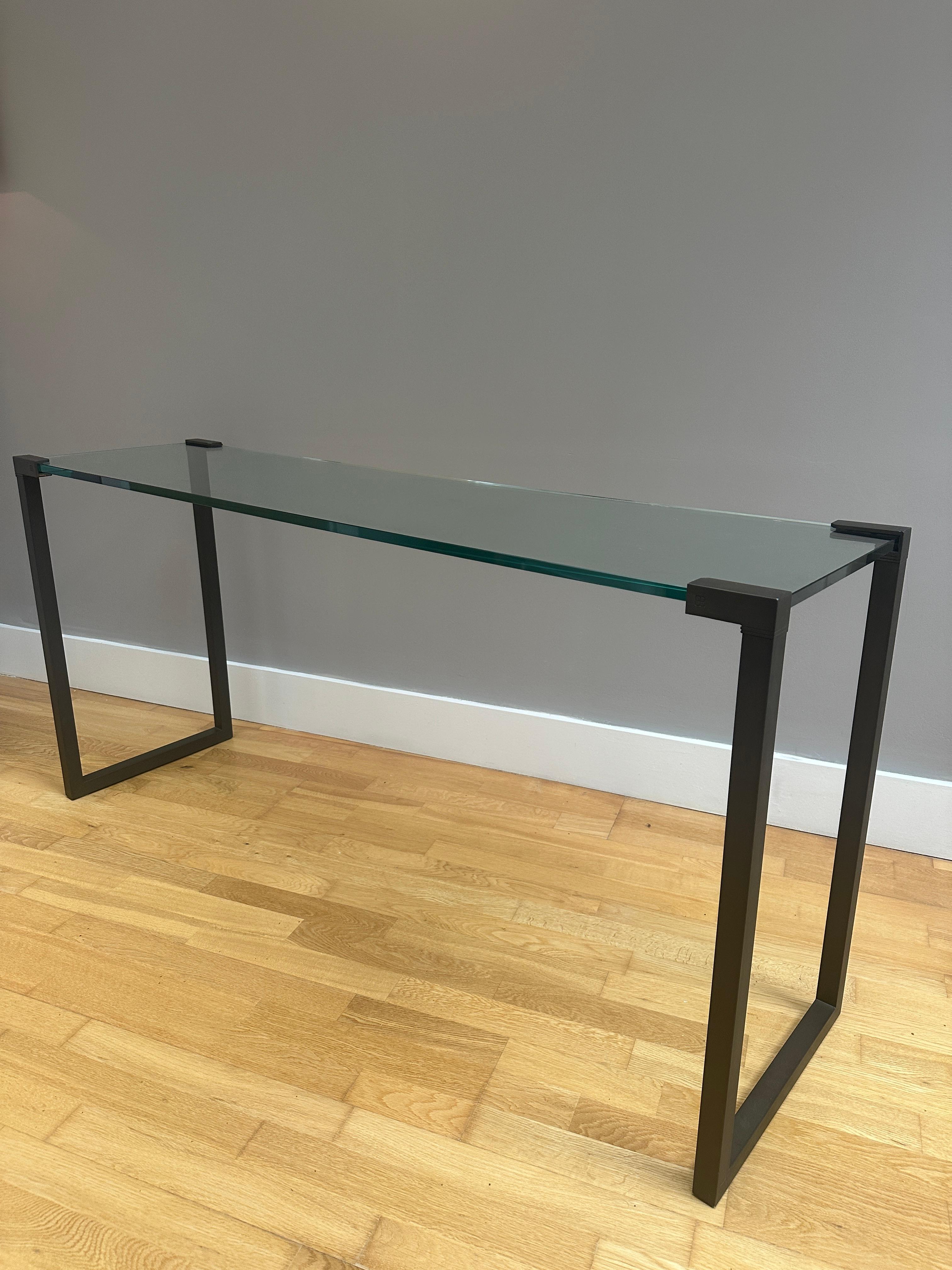 Il modello T53 in finitura bonzo patinato con una spessa lastra di vetro, di Peter Ghyczy. Un design semplice ed elegante che crea una console ampia e versatile. 

Timbro con marchio del produttore sugli angoli.

Il designer tedesco Peter Ghyczy è