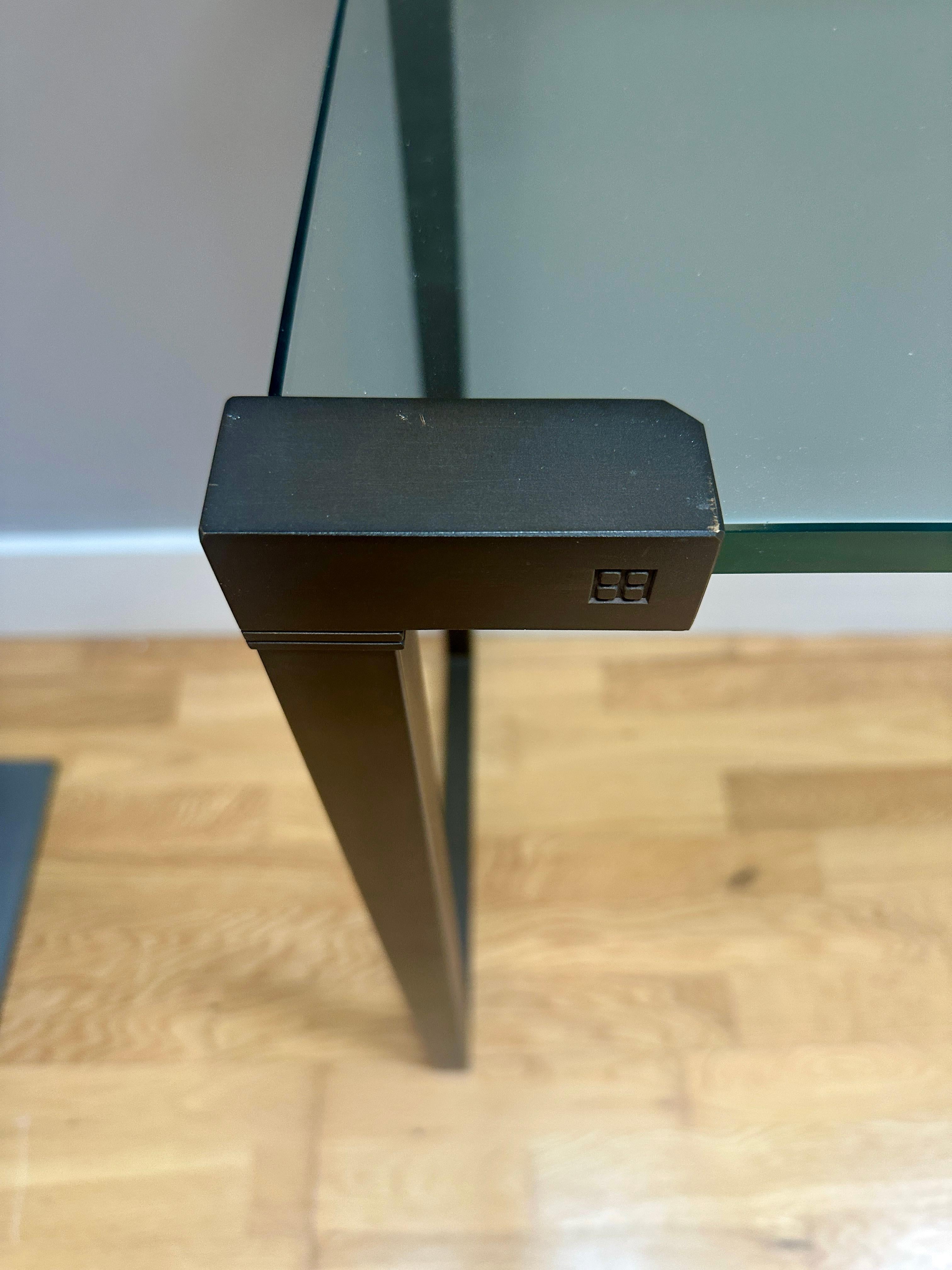 Ottone Tavolo da console in bronzo patinato di Peter Ghyczy in vendita