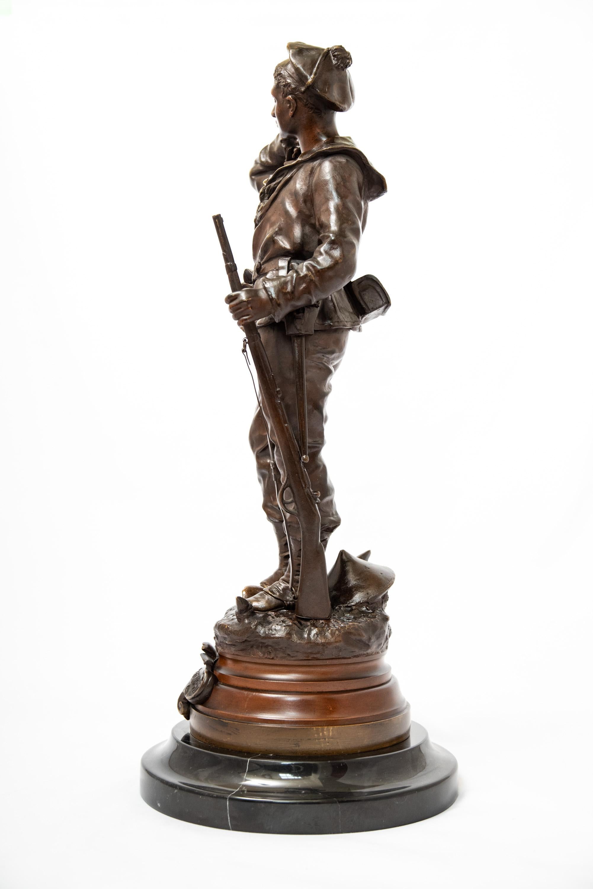 Le sculpteur français Charles Anfrie (1833-1905) a réalisé de nombreuses pièces sur des thèmes martiaux. Cette œuvre, qui porte un cartouche indiquant 
