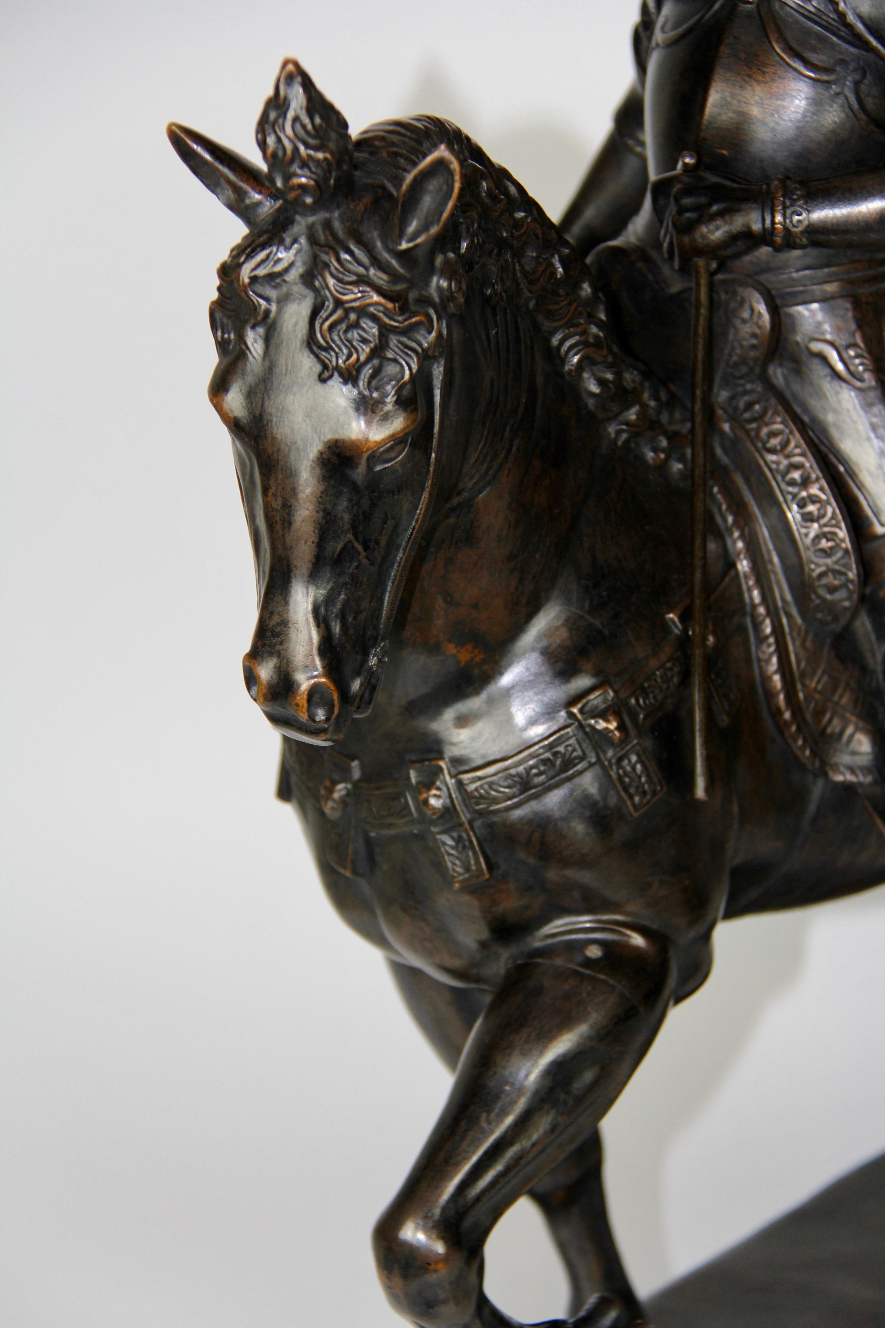 Patinierte Bronzefigur eines Soldaten auf einem Pferd mit Helm im Angebot 4