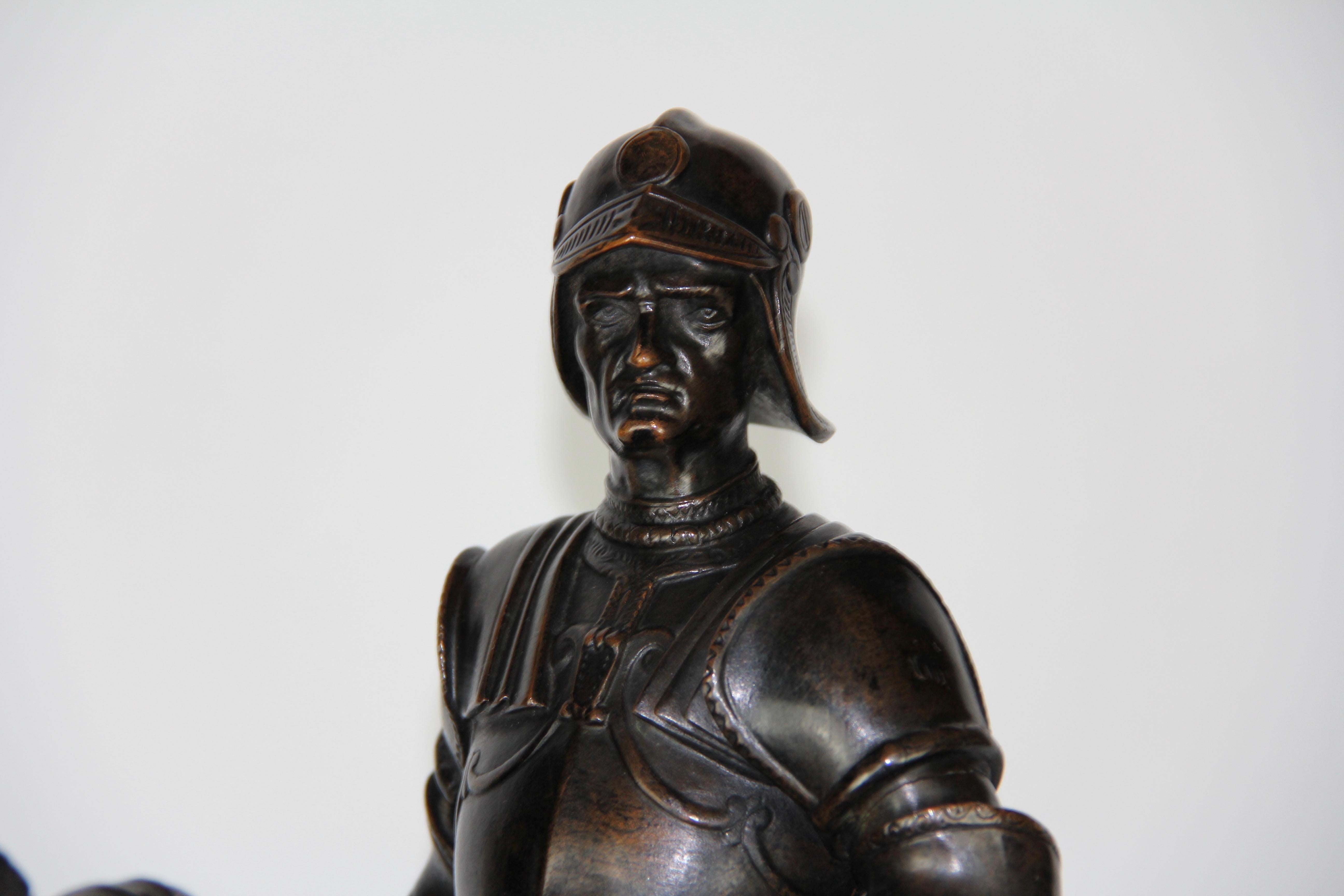 Figure en bronze patiné d'un soldat sur un cheval avec un casque en vente 3