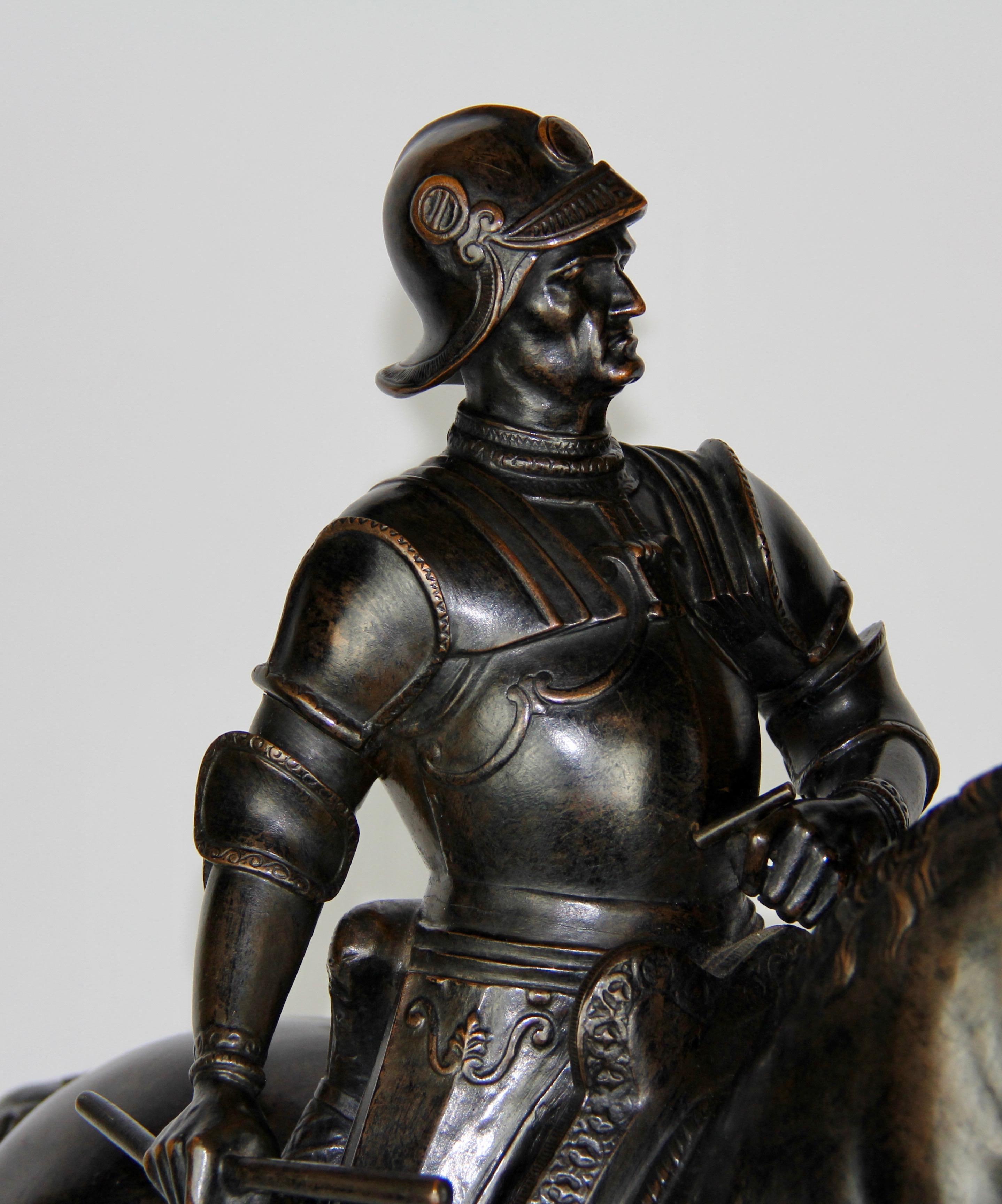 Patinierte Bronzefigur eines Soldaten auf einem Pferd mit Helm im Angebot 7