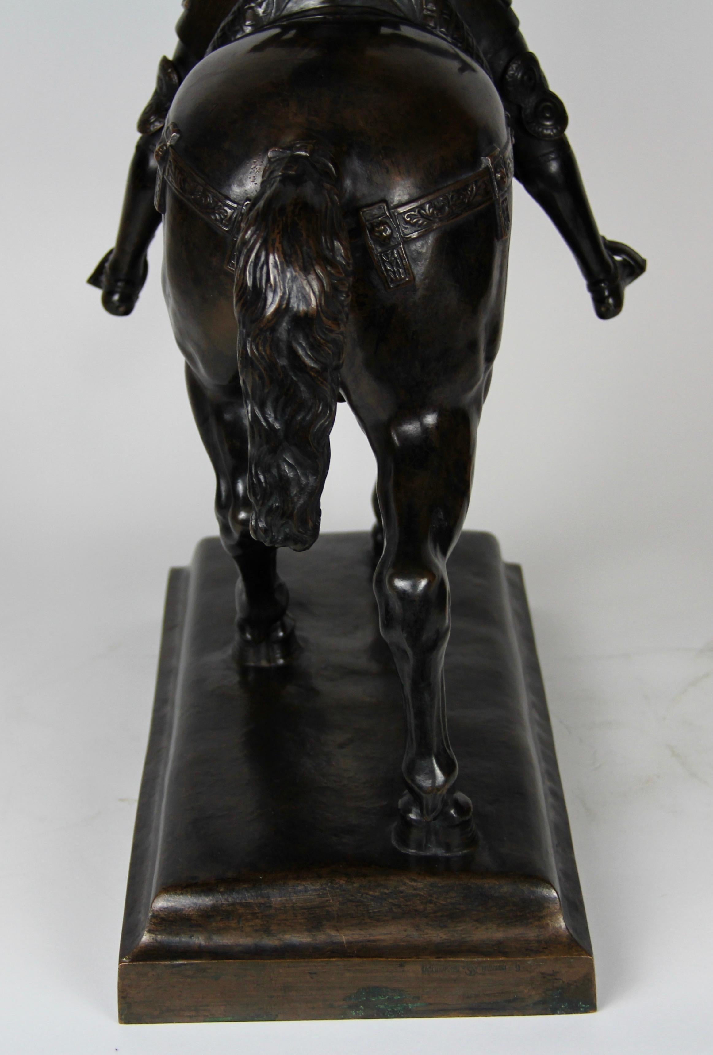 Figure en bronze patiné d'un soldat sur un cheval avec un casque en vente 8