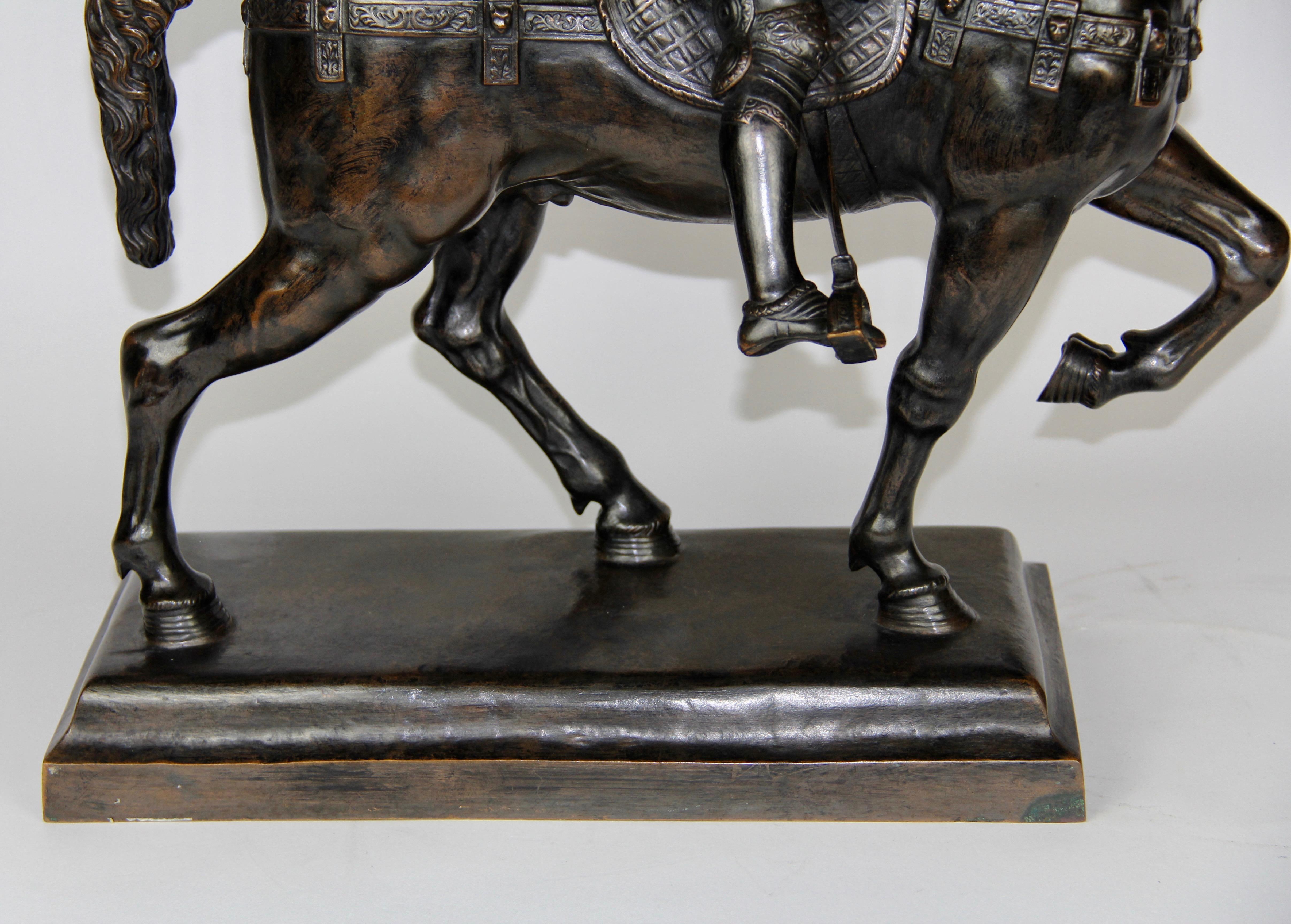 Patinierte Bronzefigur eines Soldaten auf einem Pferd mit Helm im Angebot 11