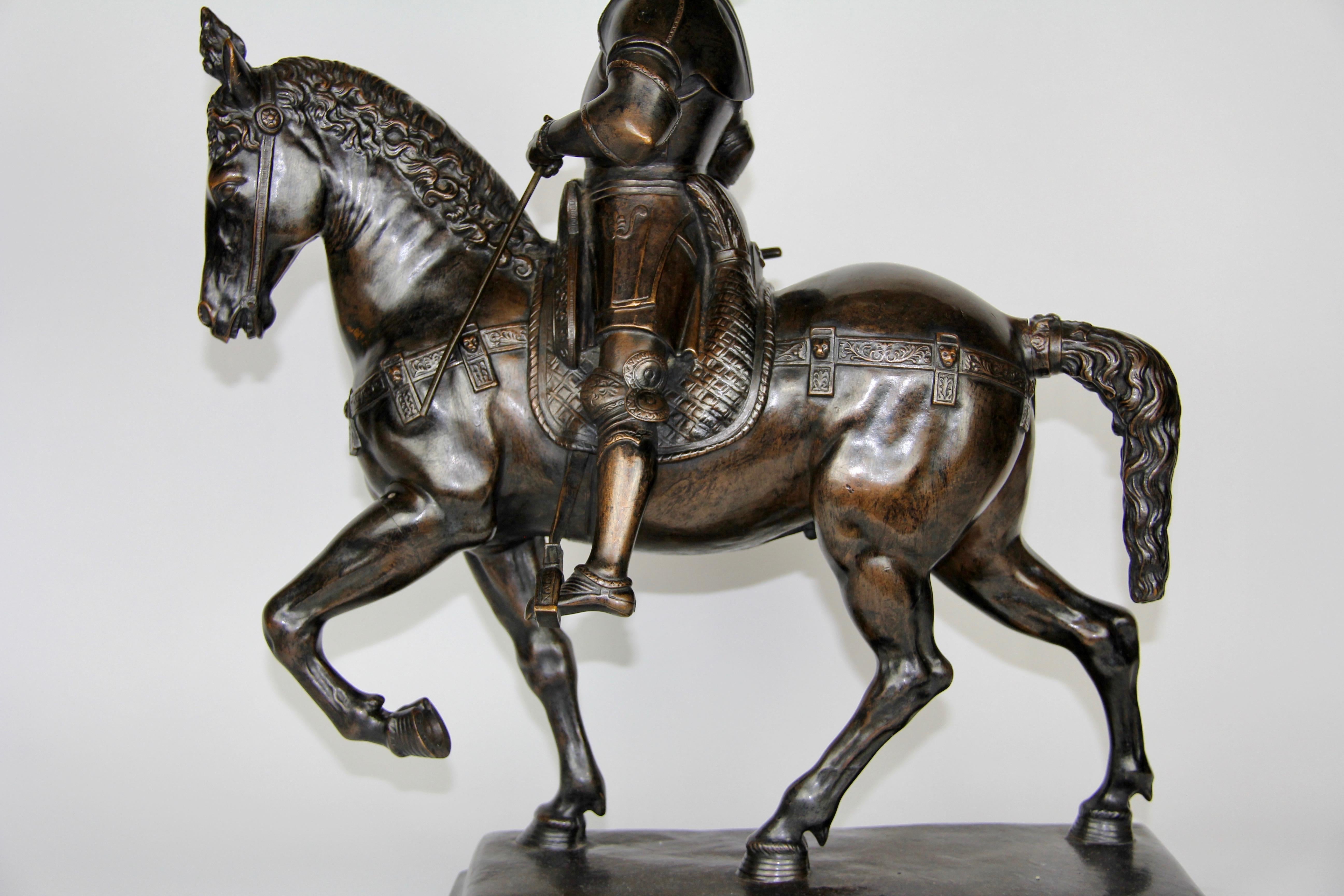 Patinierte Bronzefigur eines Soldaten auf einem Pferd mit Helm (Sonstiges) im Angebot