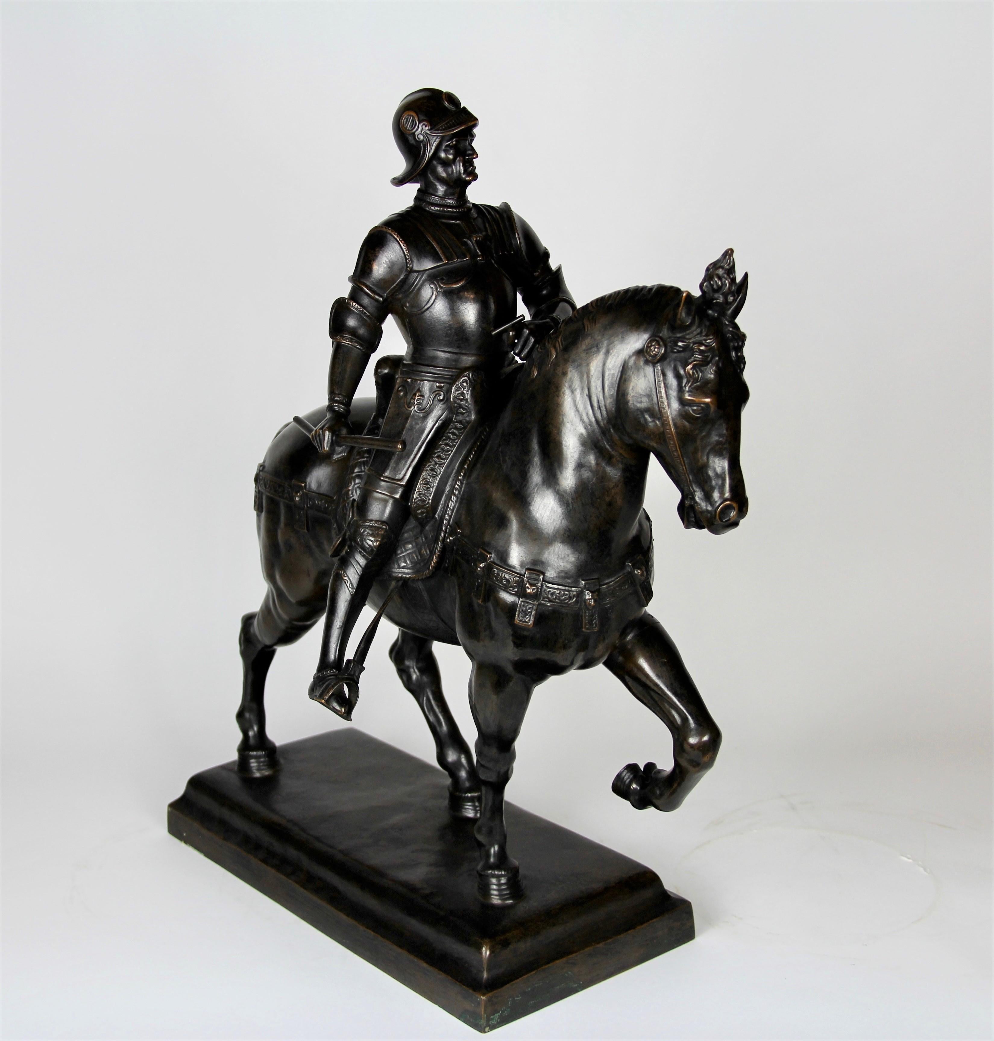 Patinierte Bronzefigur eines Soldaten auf einem Pferd mit Helm (Deutsch) im Angebot