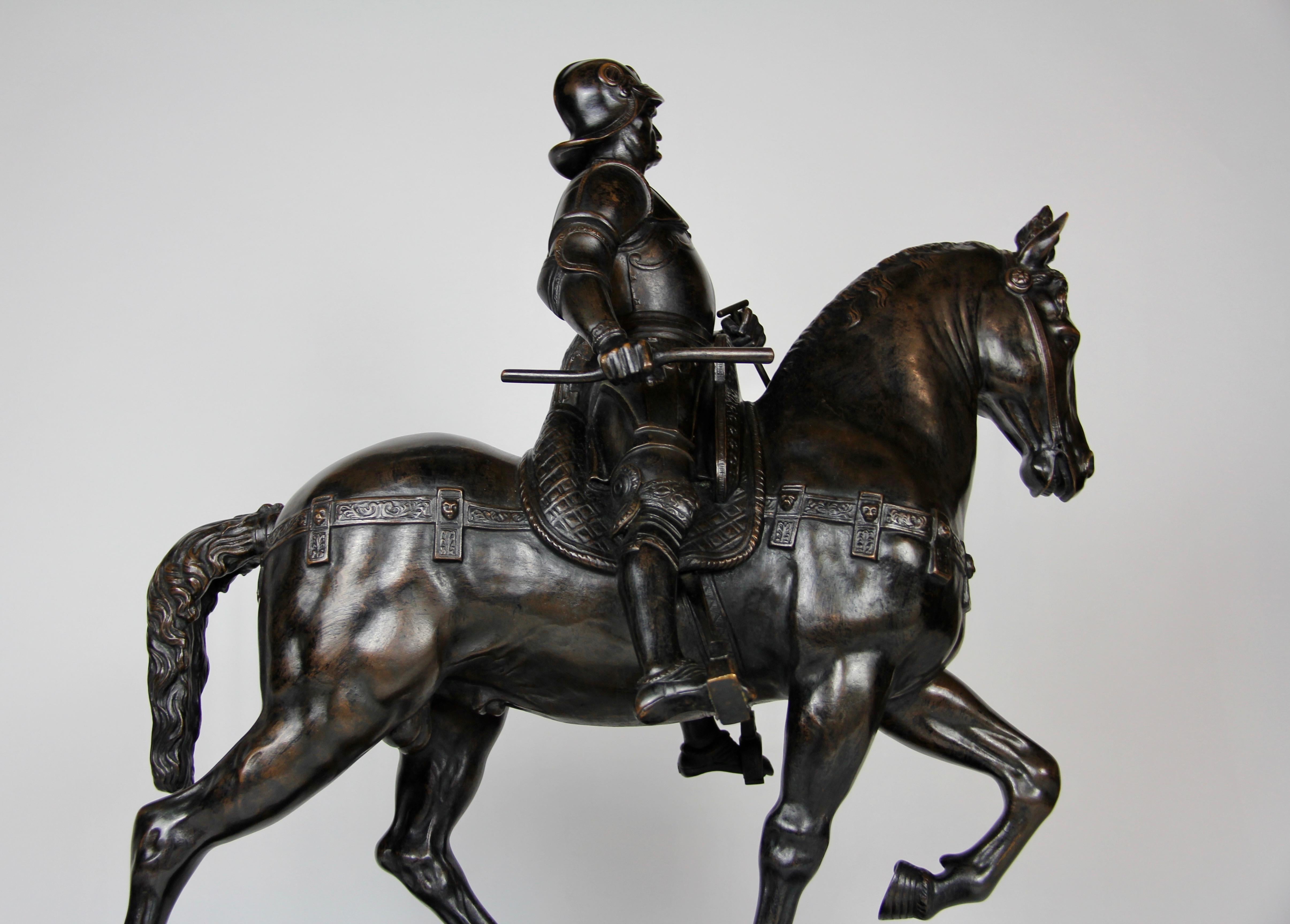 Patinierte Bronzefigur eines Soldaten auf einem Pferd mit Helm im Zustand „Gut“ im Angebot in New York, NY