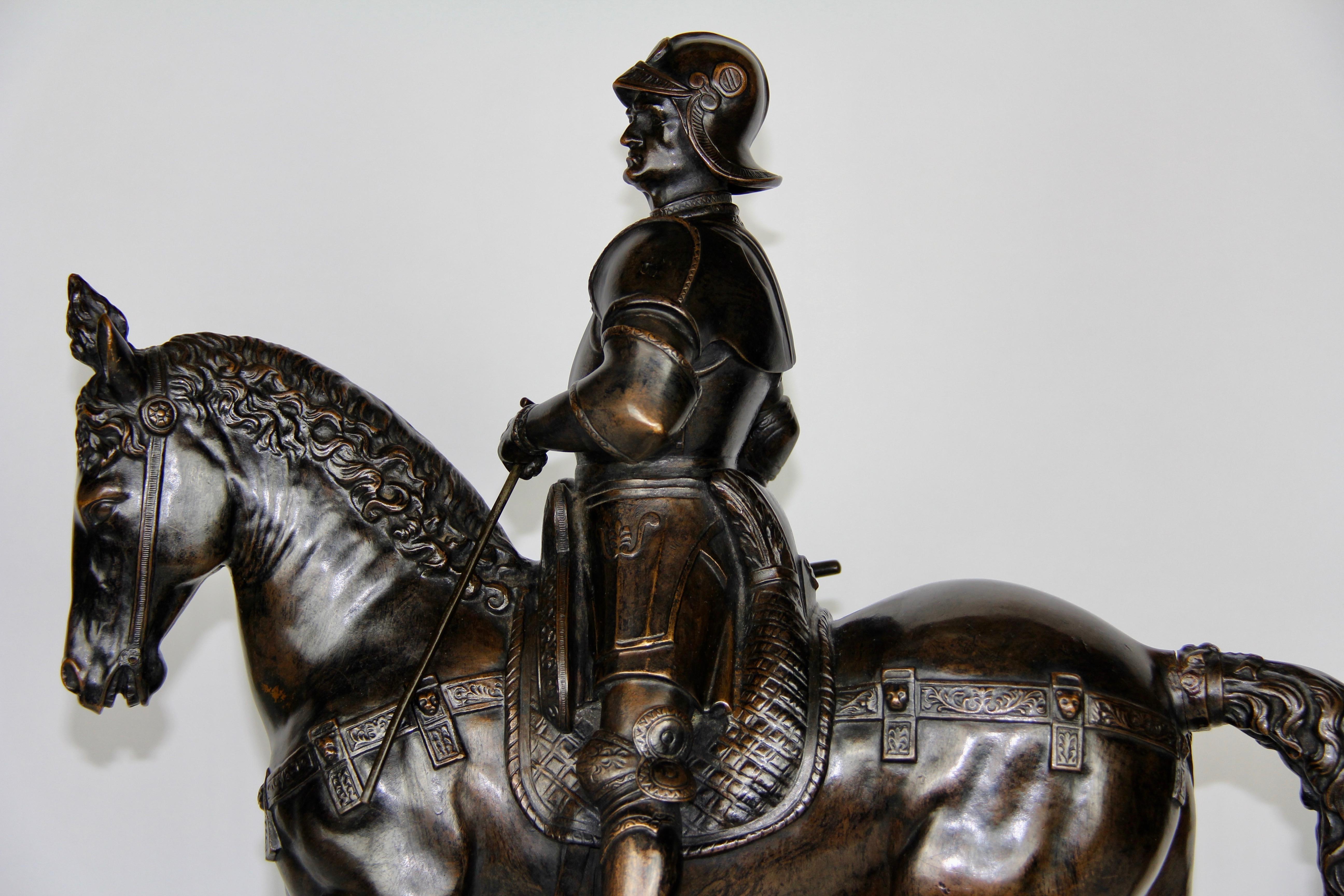 Patinierte Bronzefigur eines Soldaten auf einem Pferd mit Helm (Frühes 20. Jahrhundert) im Angebot