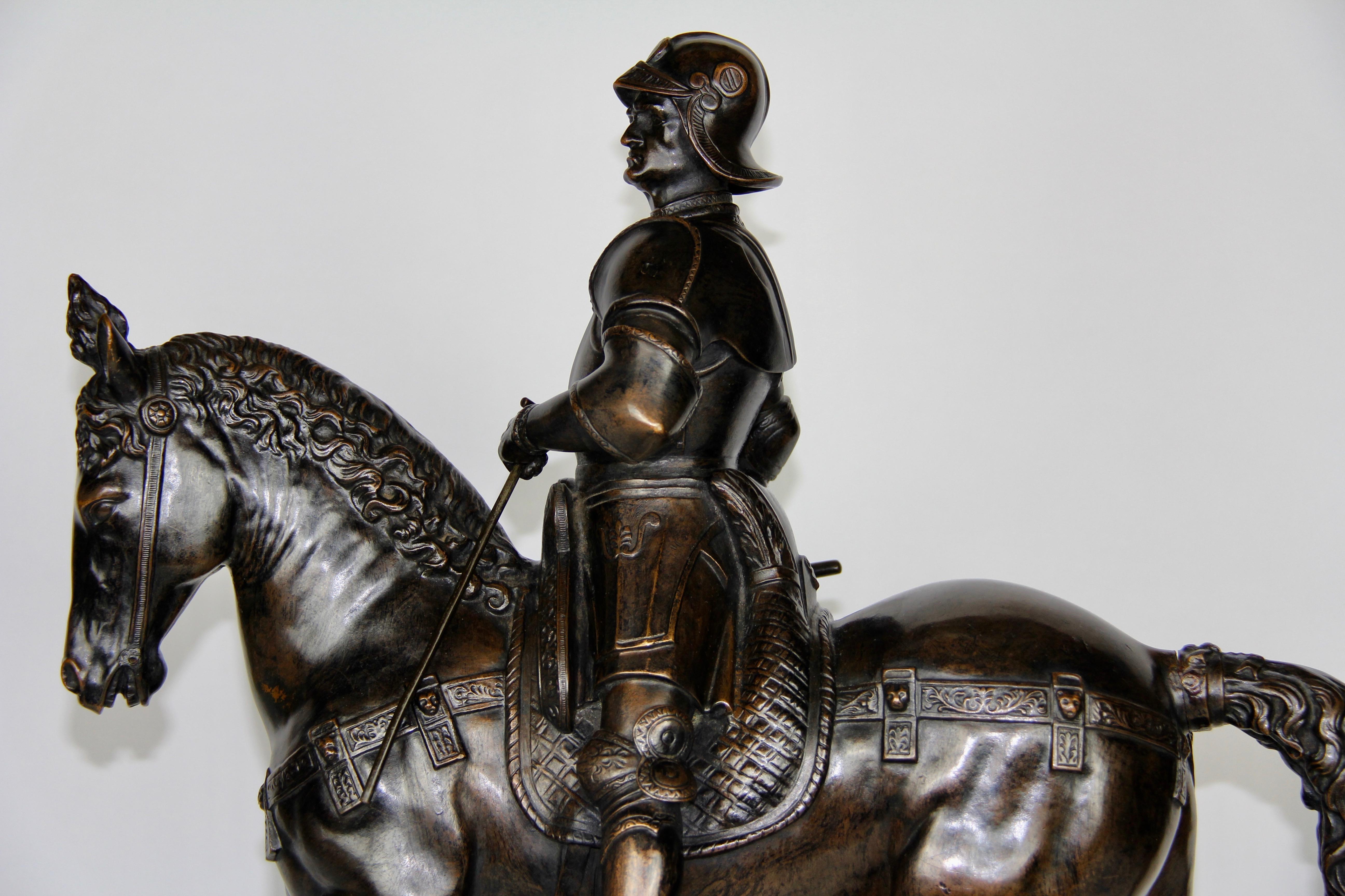 Figure en bronze patiné d'un soldat sur un cheval avec un casque Bon état - En vente à New York, NY