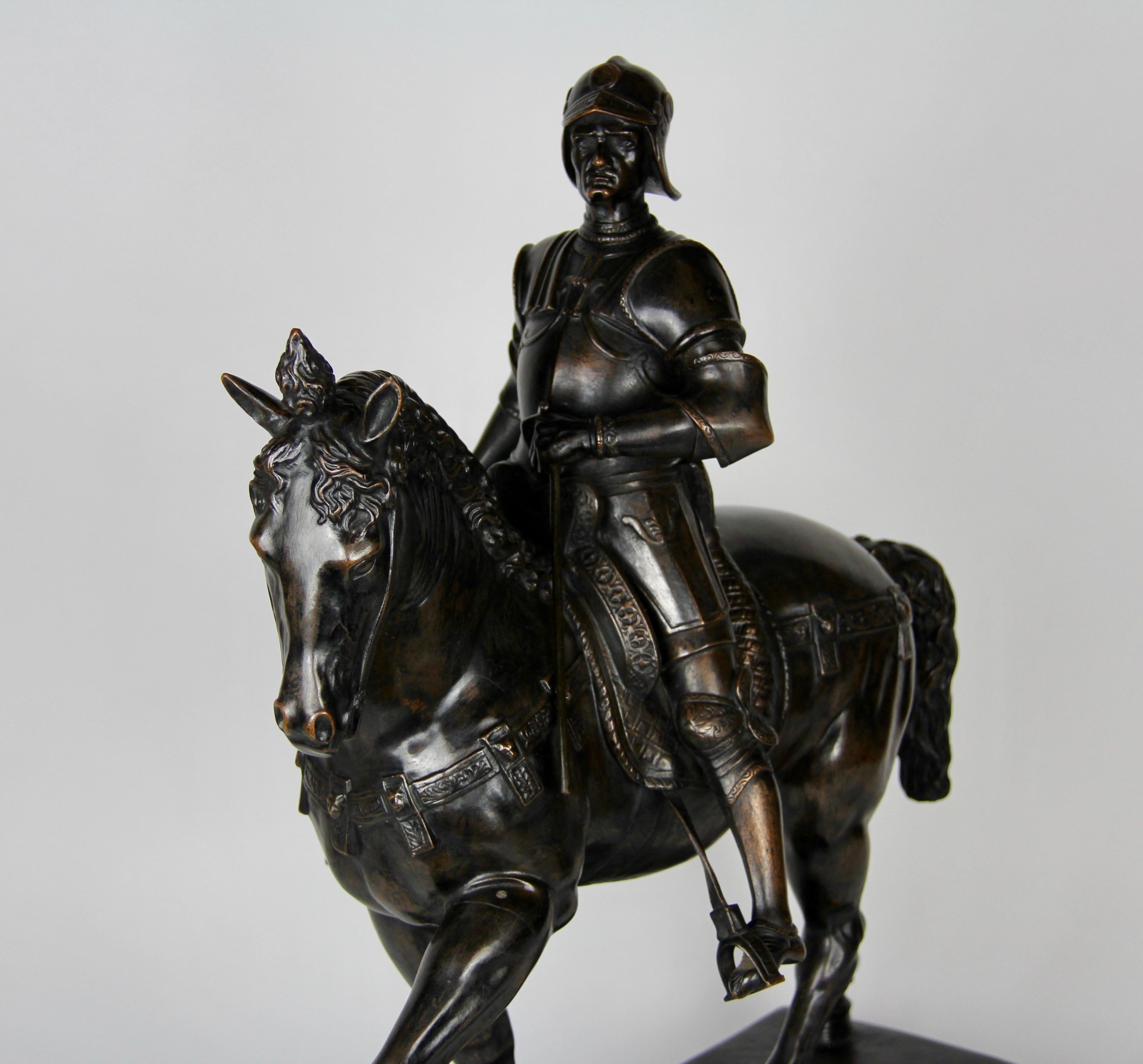 Patinierte Bronzefigur eines Soldaten auf einem Pferd mit Helm im Angebot 1