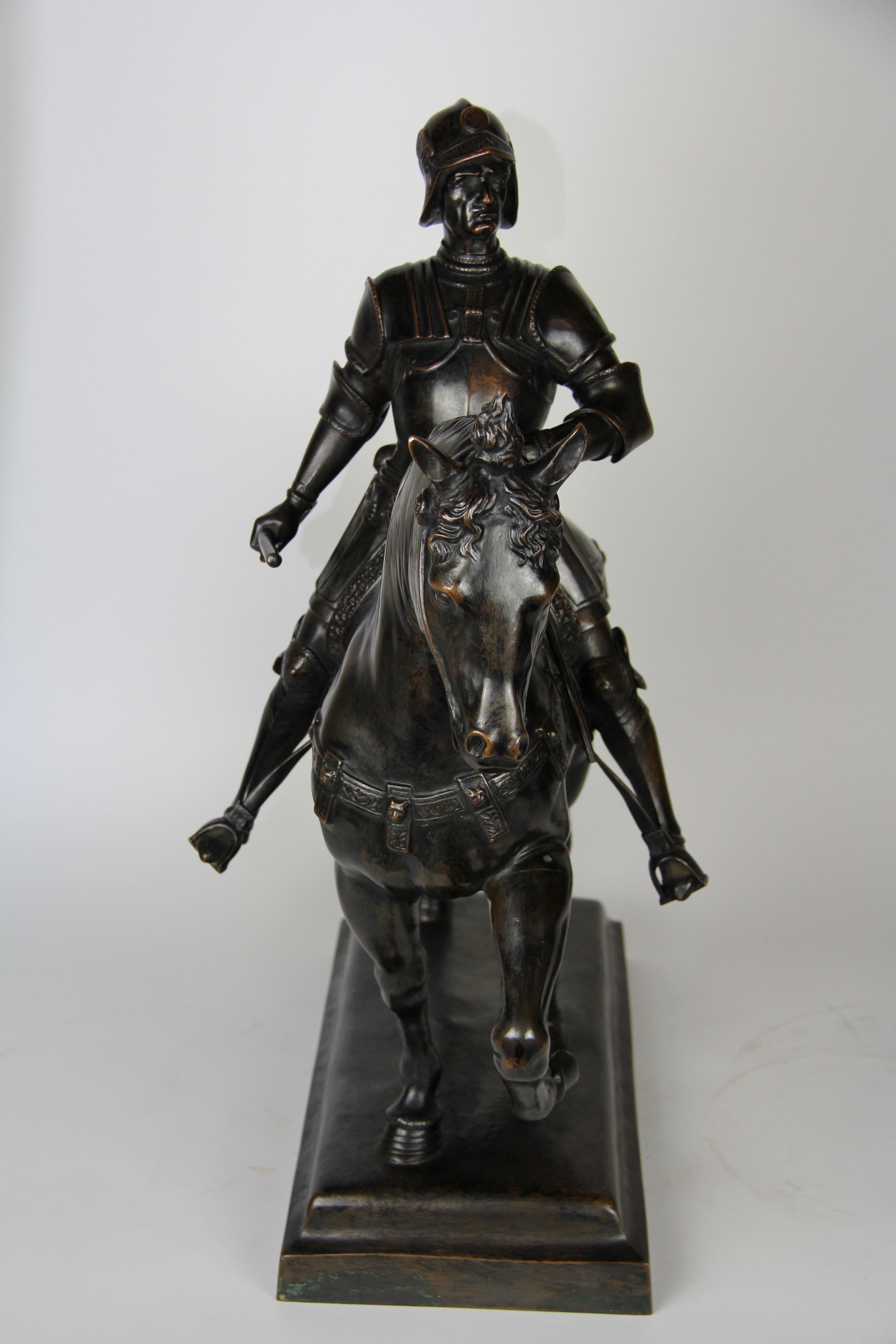 Patinierte Bronzefigur eines Soldaten auf einem Pferd mit Helm im Angebot 3