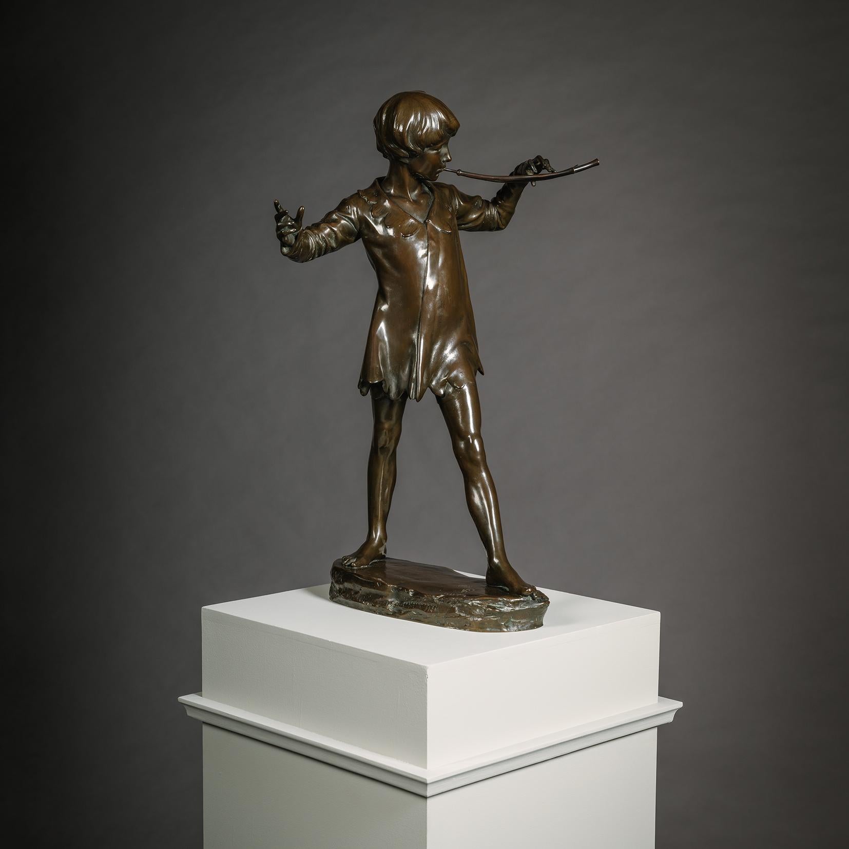 Sir George James Frampton (Regno Unito, 1860-1928)
Una statua in bronzo patinato di Peters Pan

Raffigurato mentre suona la pipa e dirige con la mano destra. In piedi su una base naturalisticamente fusa. 

Firmato 'G F' in un monogramma e 'P P' in