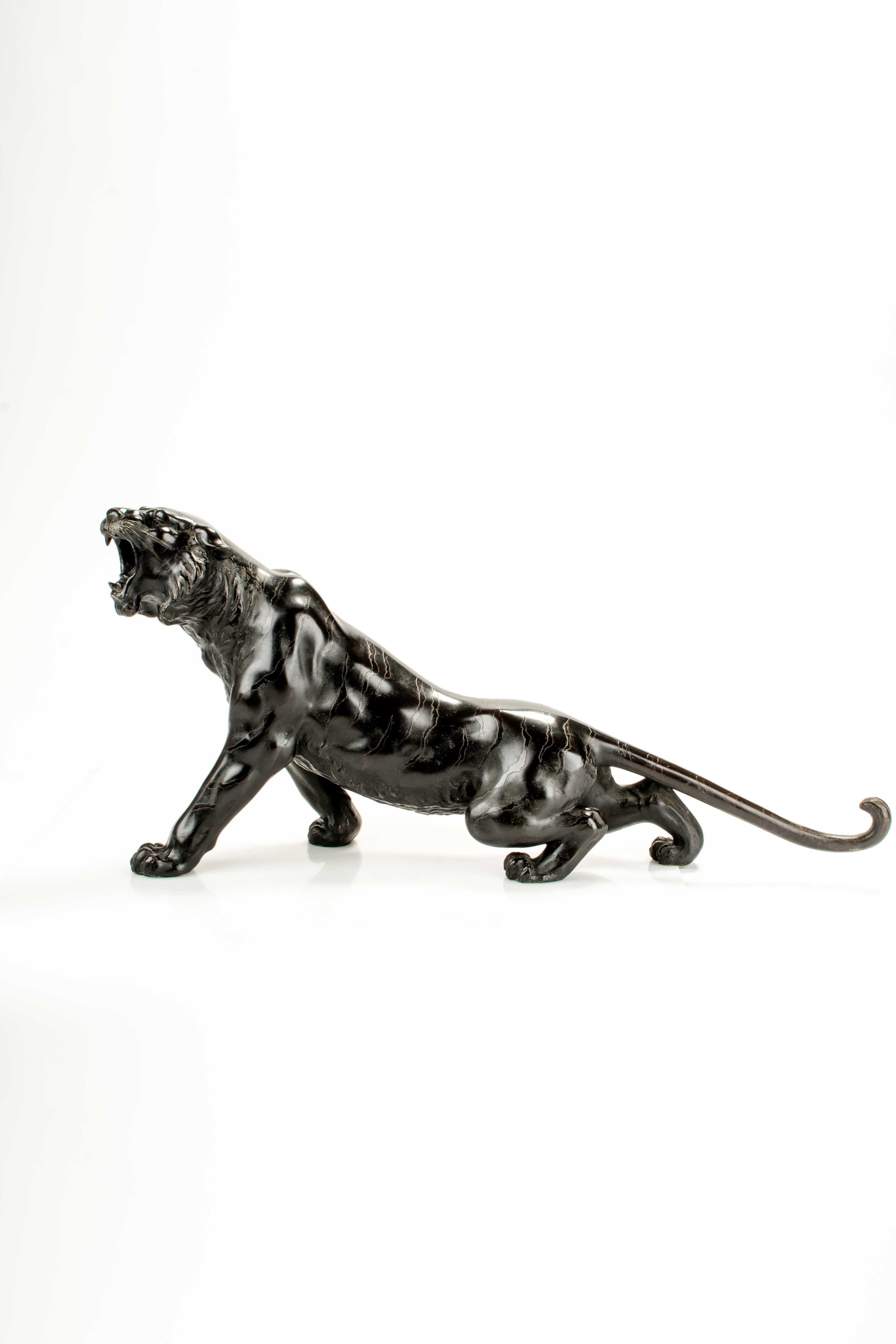 Japanese A patinated bronze okimono of a roaring tiger, signed Maruki Company and Atsuyos in vendita