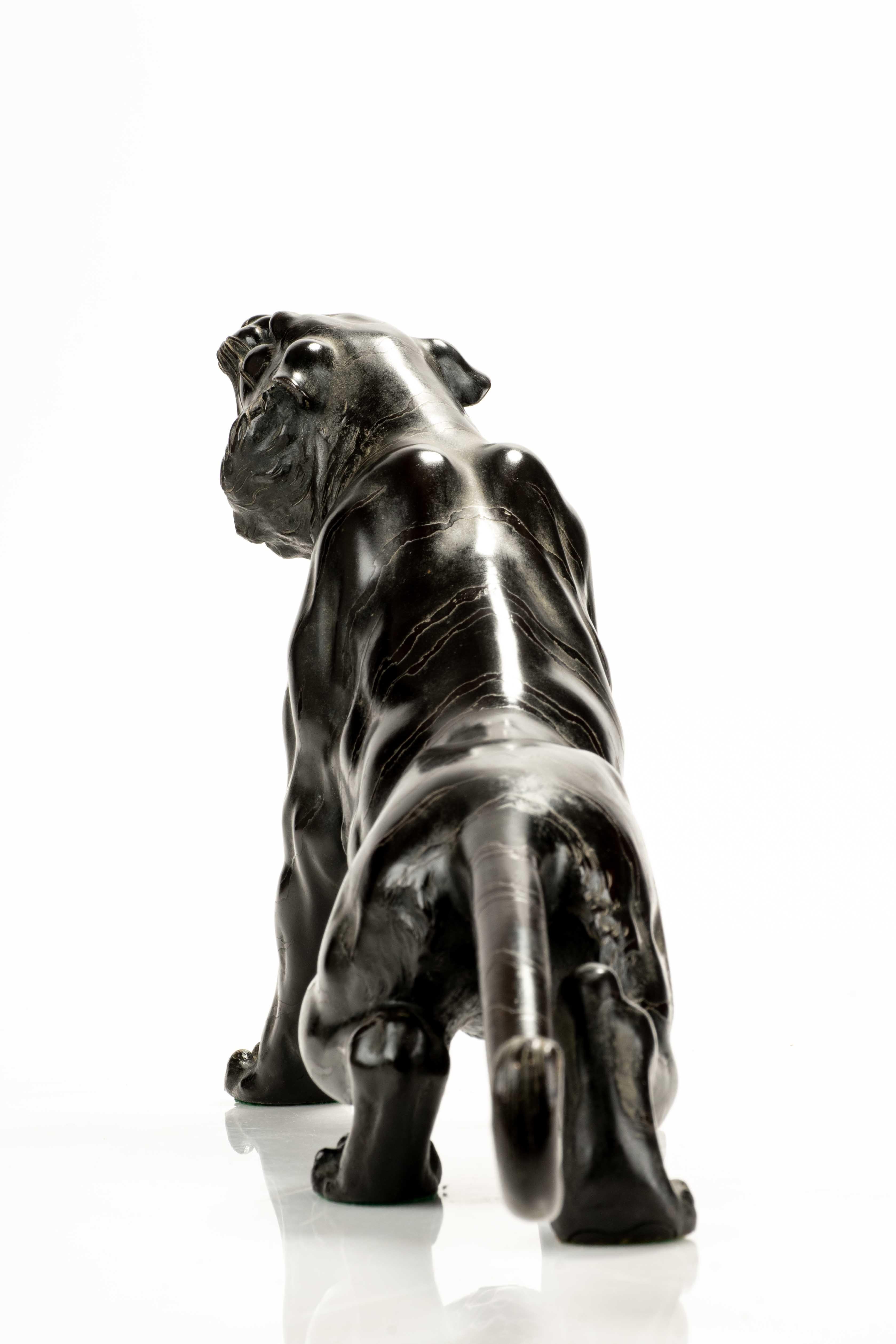 Oggetti in metallo A patinated bronze okimono of a roaring tiger, signed Maruki Company and Atsuyos in vendita