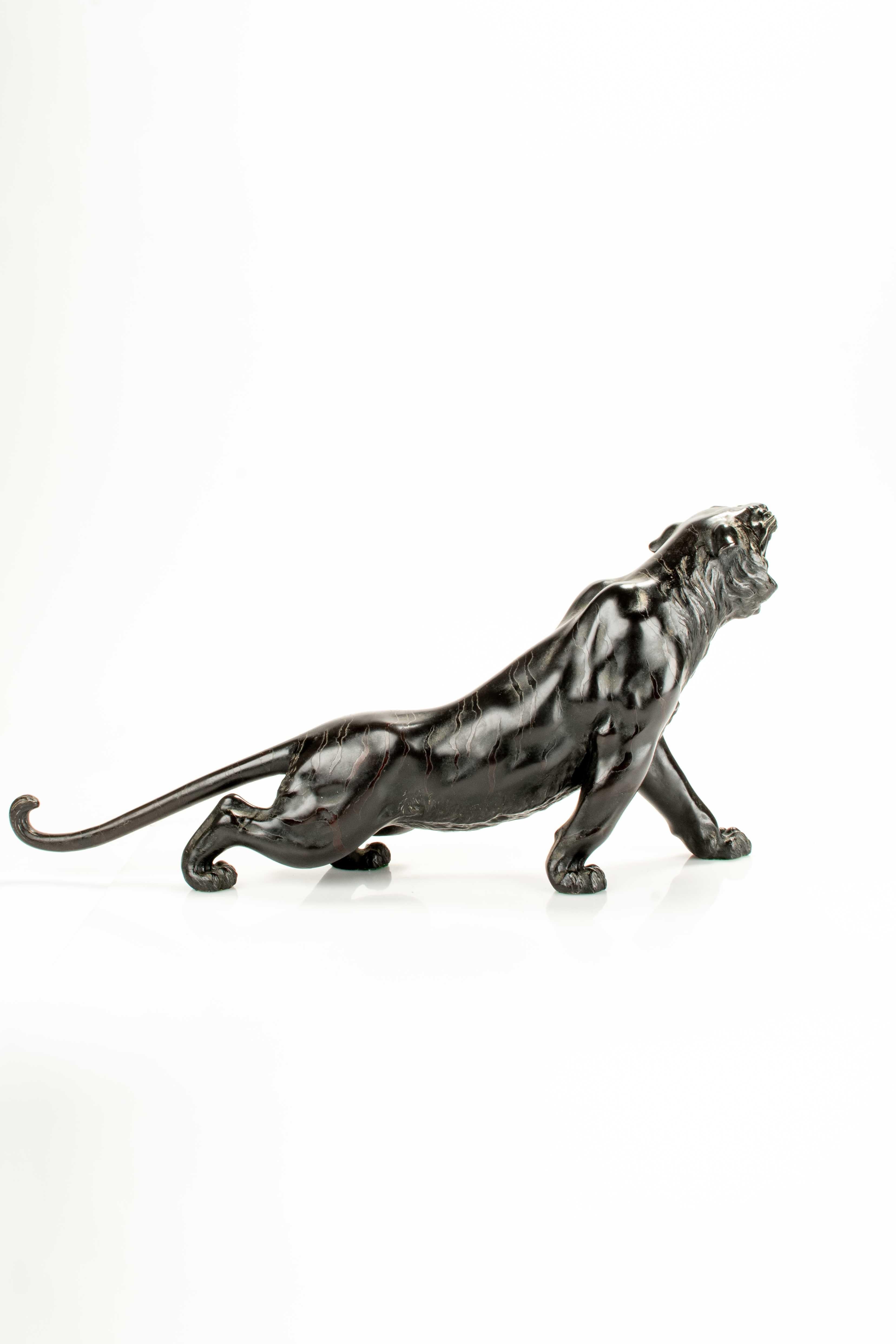 Bronzo A patinated bronze okimono of a roaring tiger, signed Maruki Company and Atsuyos in vendita