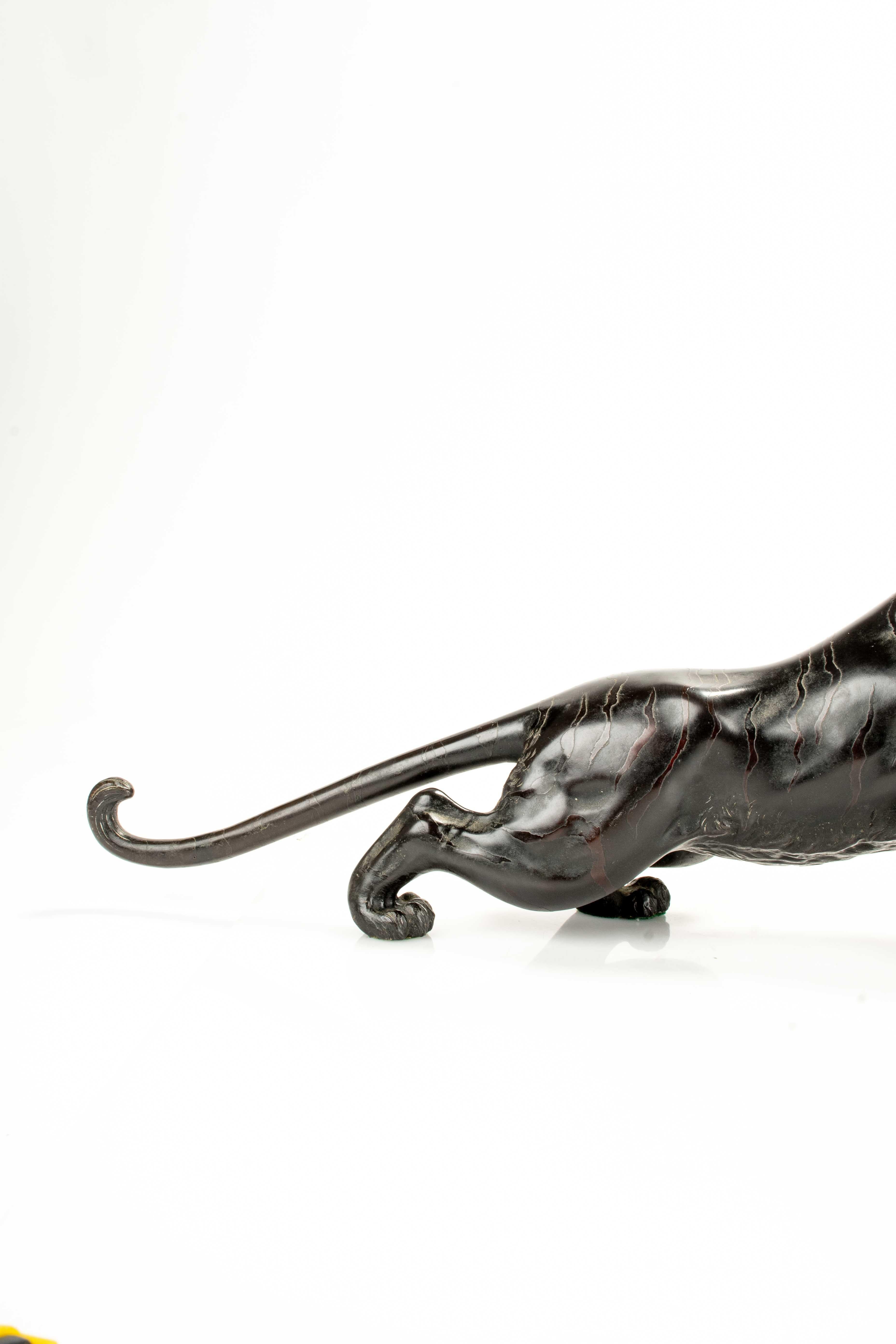A patinated bronze okimono of a roaring tiger, signed Maruki Company and Atsuyos in vendita 1