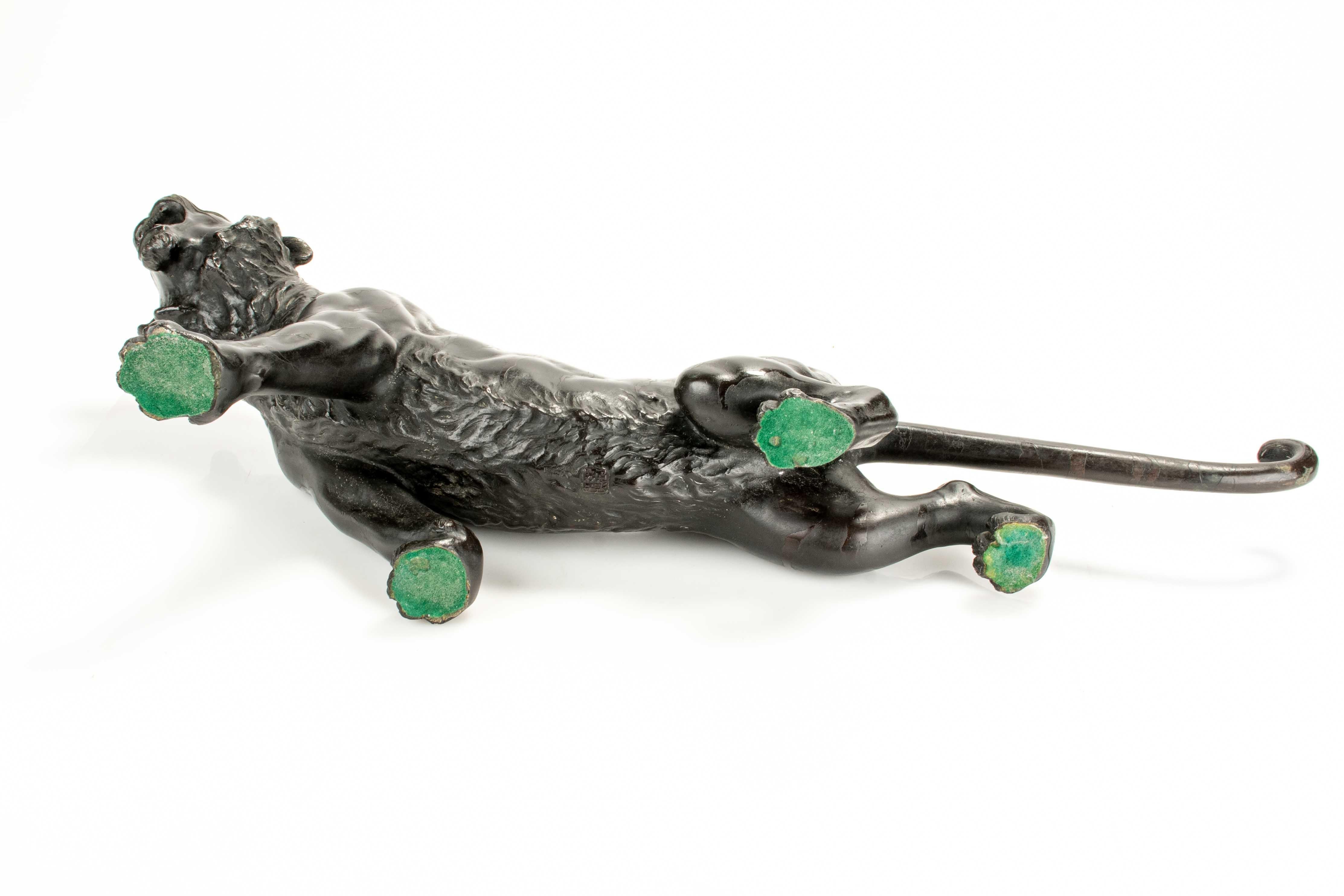 A patinated bronze okimono of a roaring tiger, signed Maruki Company and Atsuyos in vendita 2