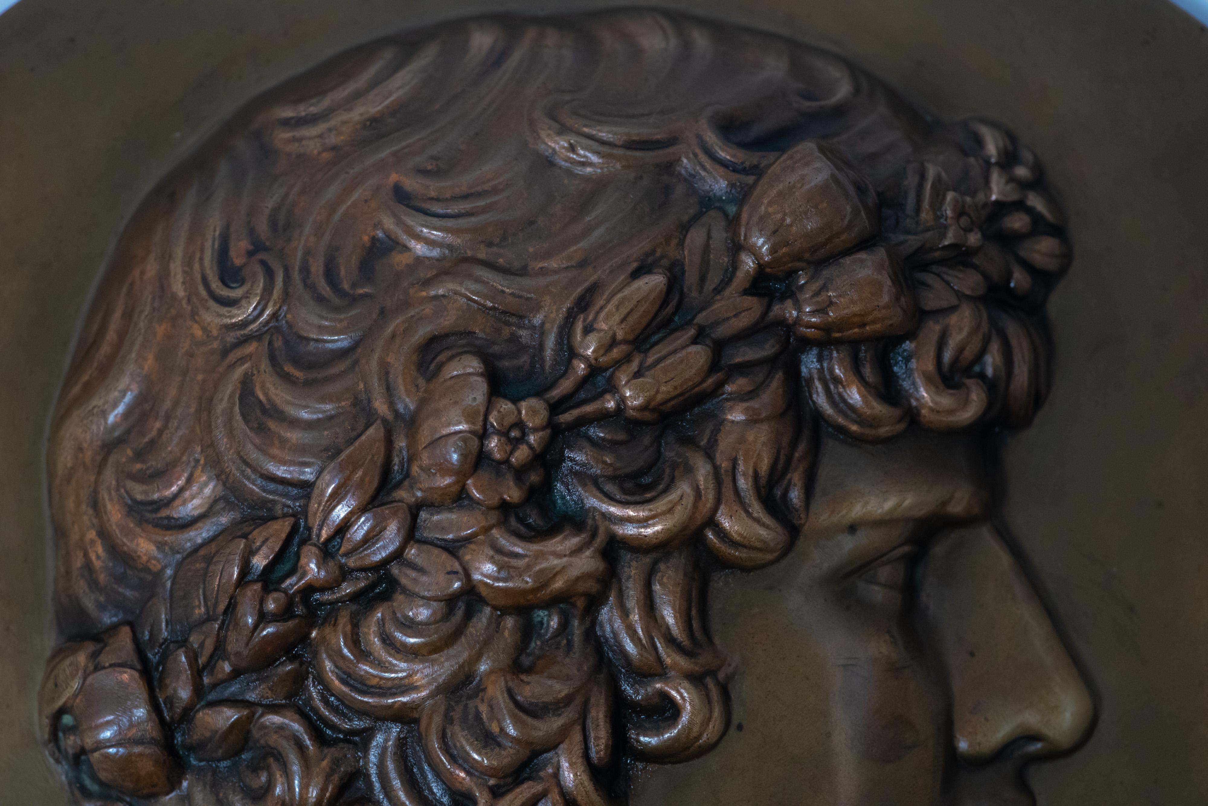 Français Plaque en bronze patiné représentant Antinous en vente