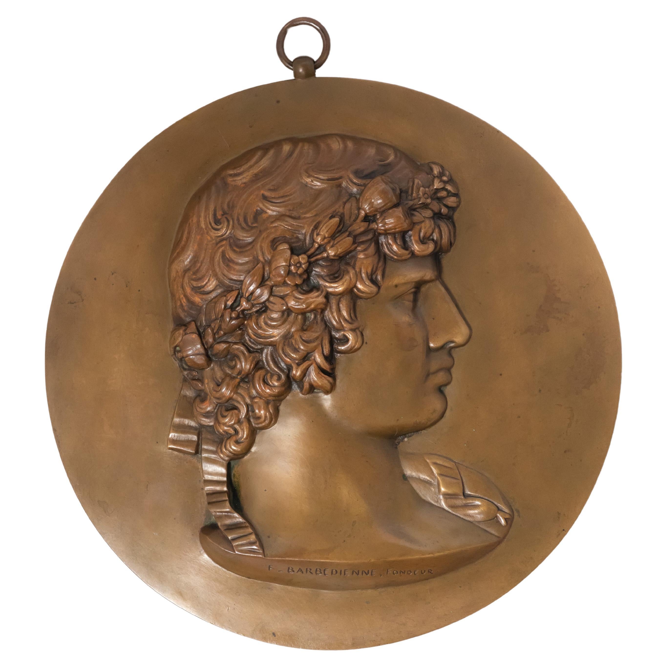 Plaque en bronze patiné représentant Antinous