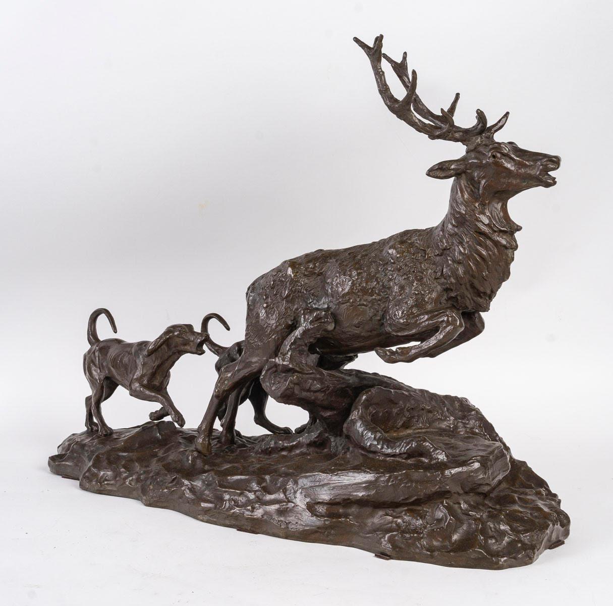 Scultura in bronzo patinato raffigurante un cervo e cani da caccia, XIX secolo.

Scultura di A.Laplanche in bronzo patinato che rappresenta un cervo e dei cani da caccia, XIX secolo.
H. H. 49 cm, L. 65 cm, P. 27 cm.