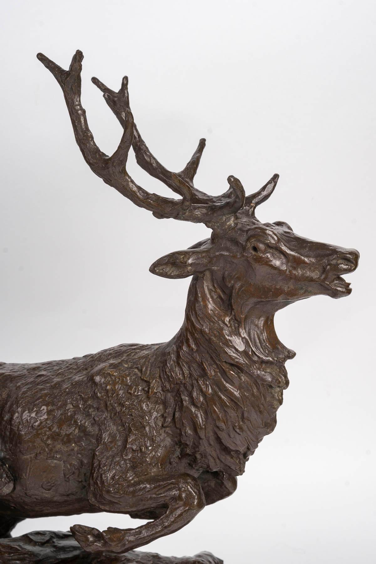 Napoleone III Scultura in bronzo patinato con cervo e cani da caccia, XIX secolo. in vendita