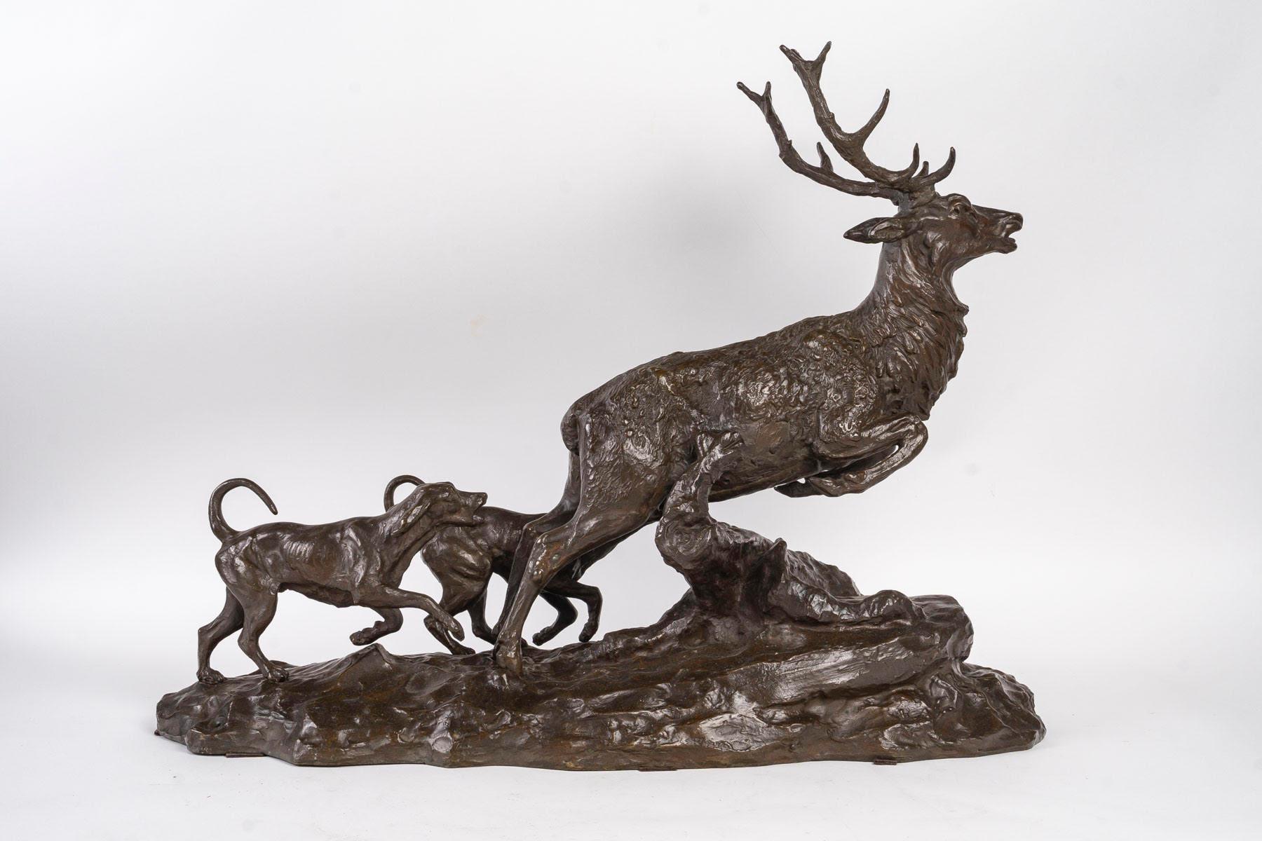 Francese Scultura in bronzo patinato con cervo e cani da caccia, XIX secolo. in vendita
