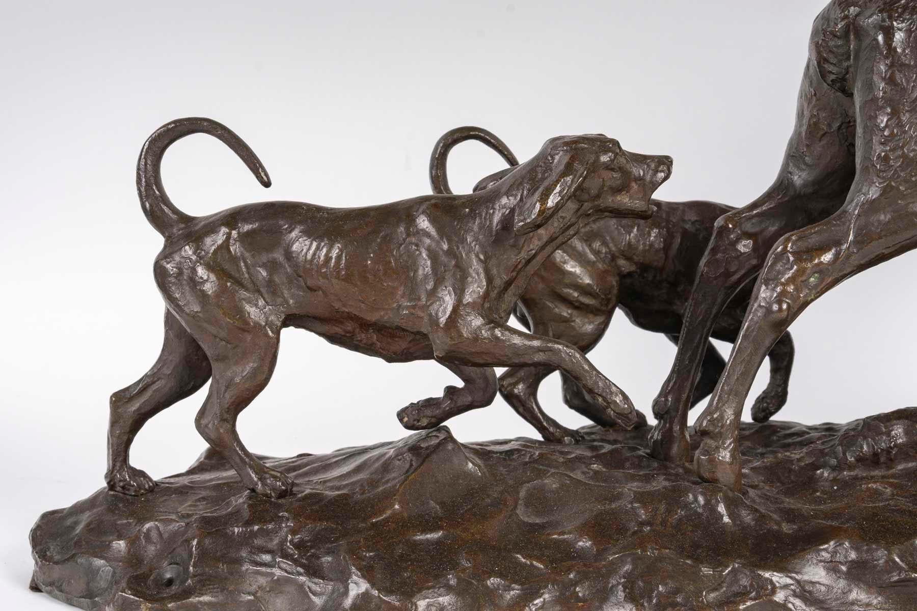 Patinato Scultura in bronzo patinato con cervo e cani da caccia, XIX secolo. in vendita