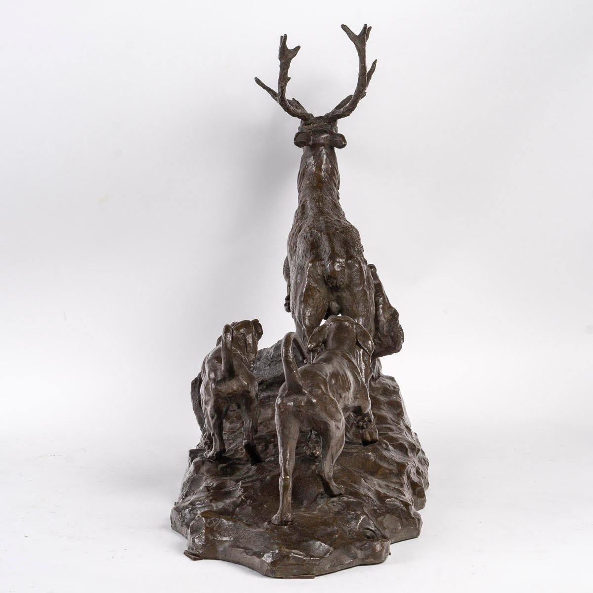 Scultura in bronzo patinato con cervo e cani da caccia, XIX secolo. In condizioni buone in vendita a Saint-Ouen, FR