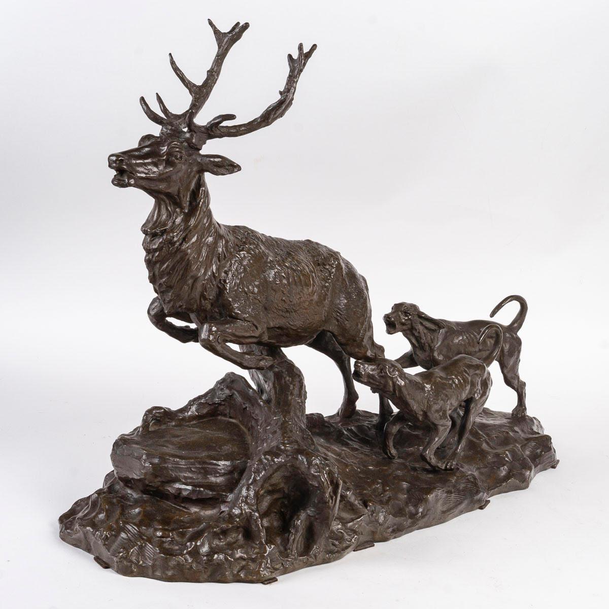Scultura in bronzo patinato con cervo e cani da caccia, XIX secolo. in vendita 2