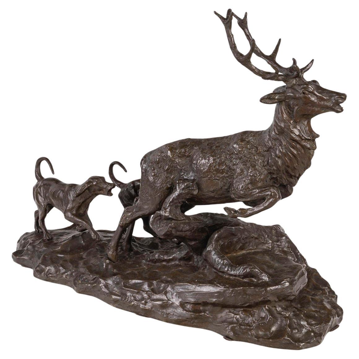 Escultura de Bronce Patinado de un Ciervo y Perros de Caza, Siglo XIX.