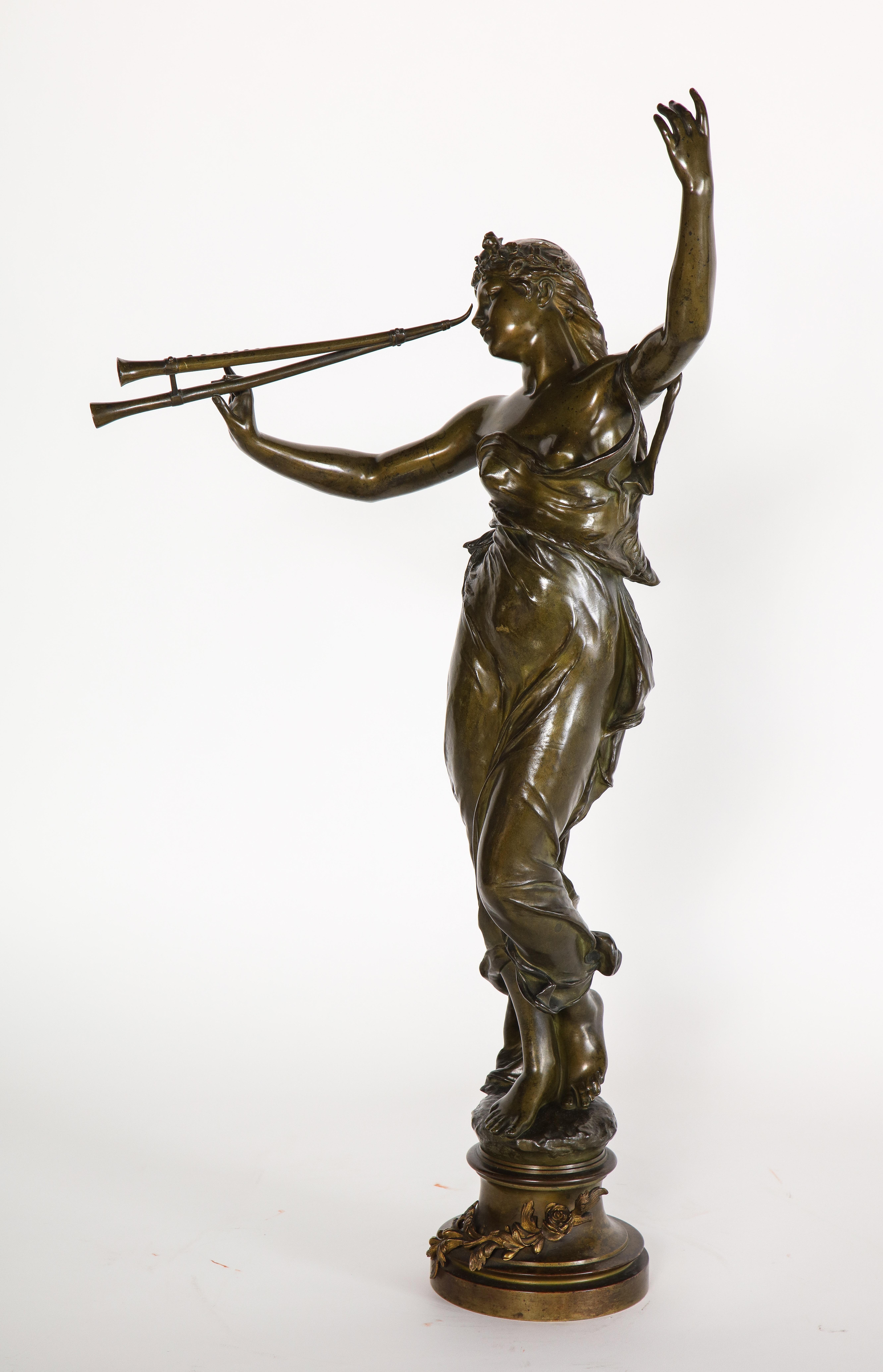 Belle Époque Sculpture en bronze patiné d'une femme « Muses des Bois », signée Eug. Marioton en vente