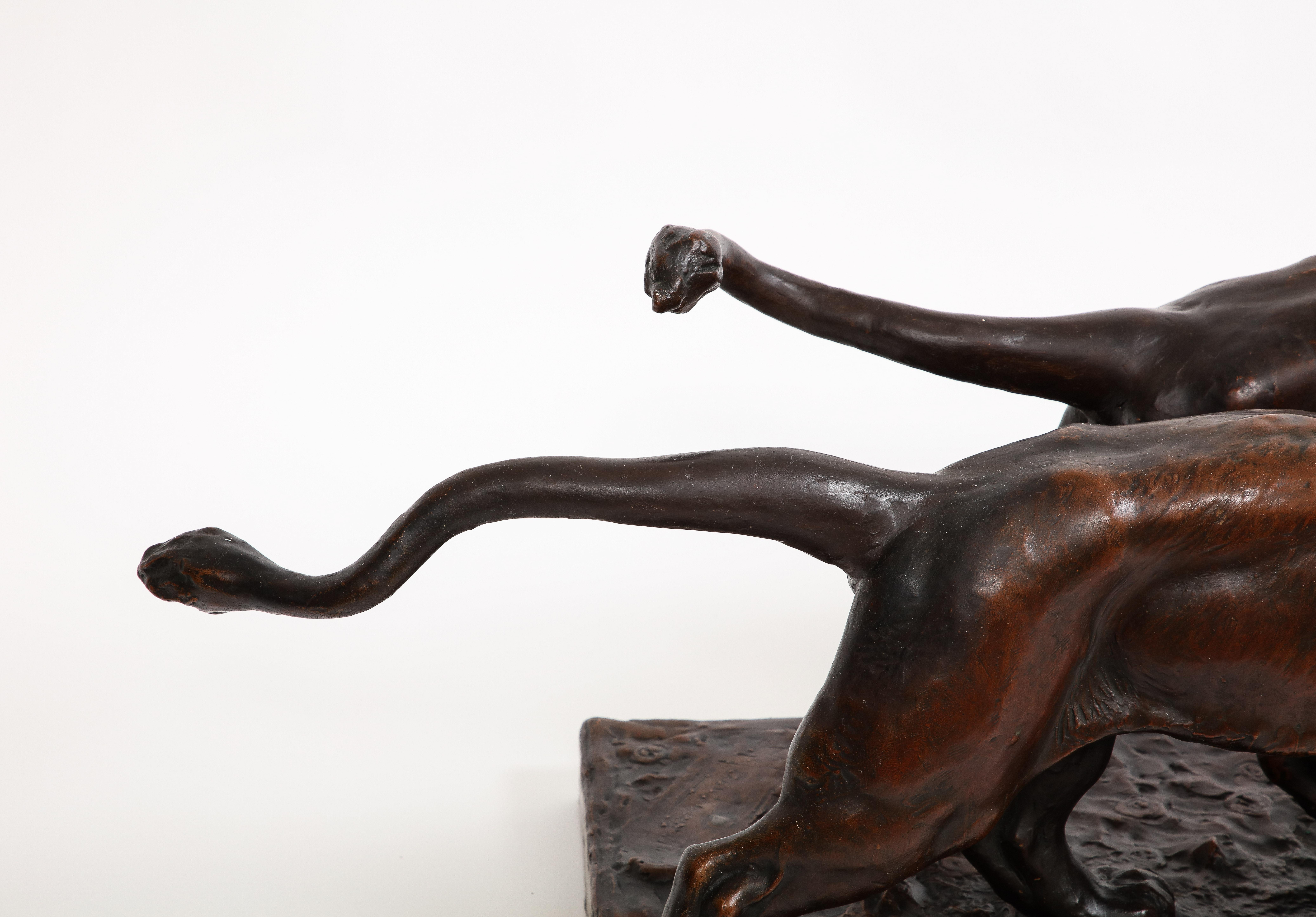 Bronze Sculpture en bronze patiné de deux lions qui s'embrassent, signée par l'artiste en vente