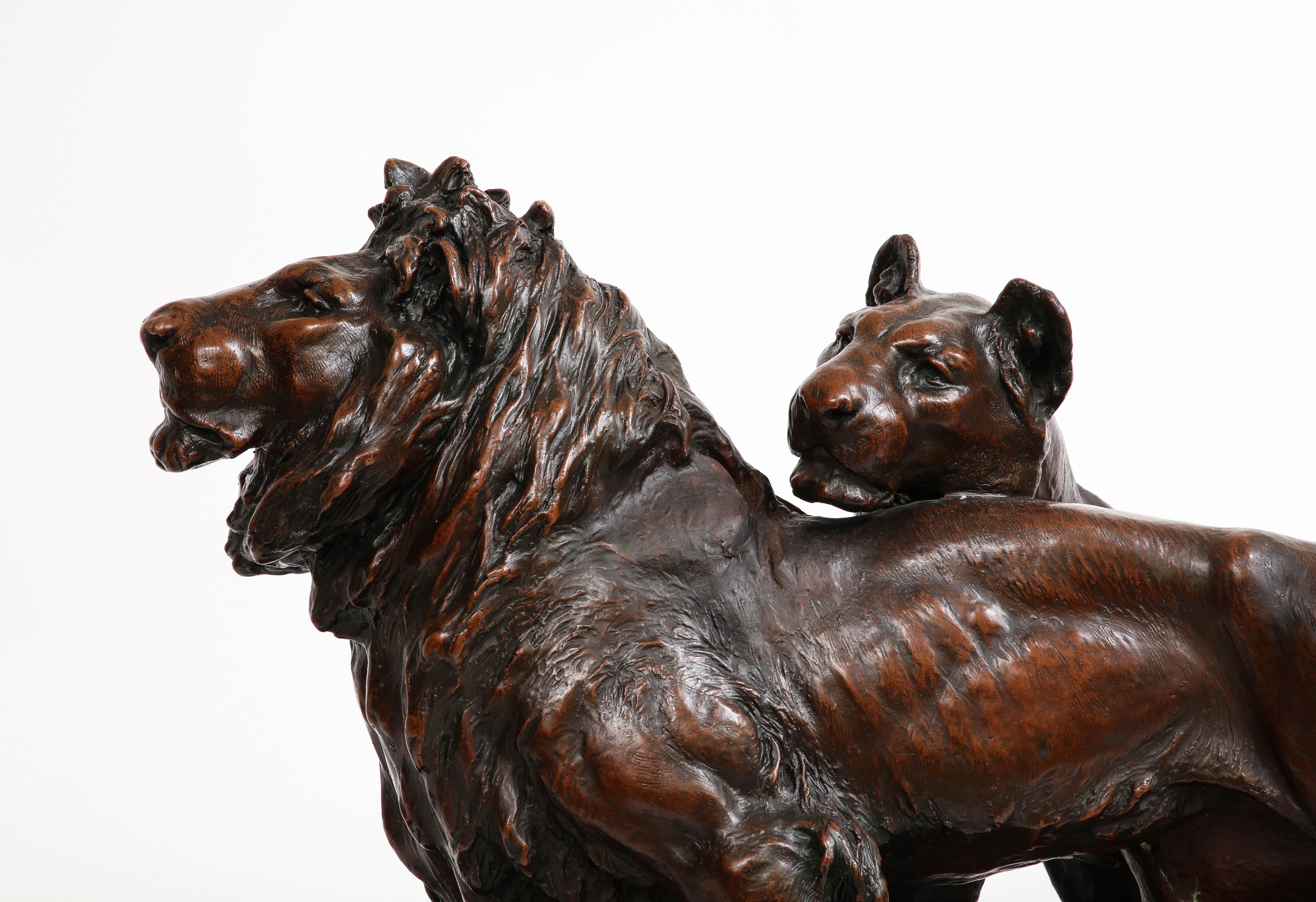 Sculpture en bronze patiné de deux lions qui s'embrassent, signée par l'artiste en vente 1