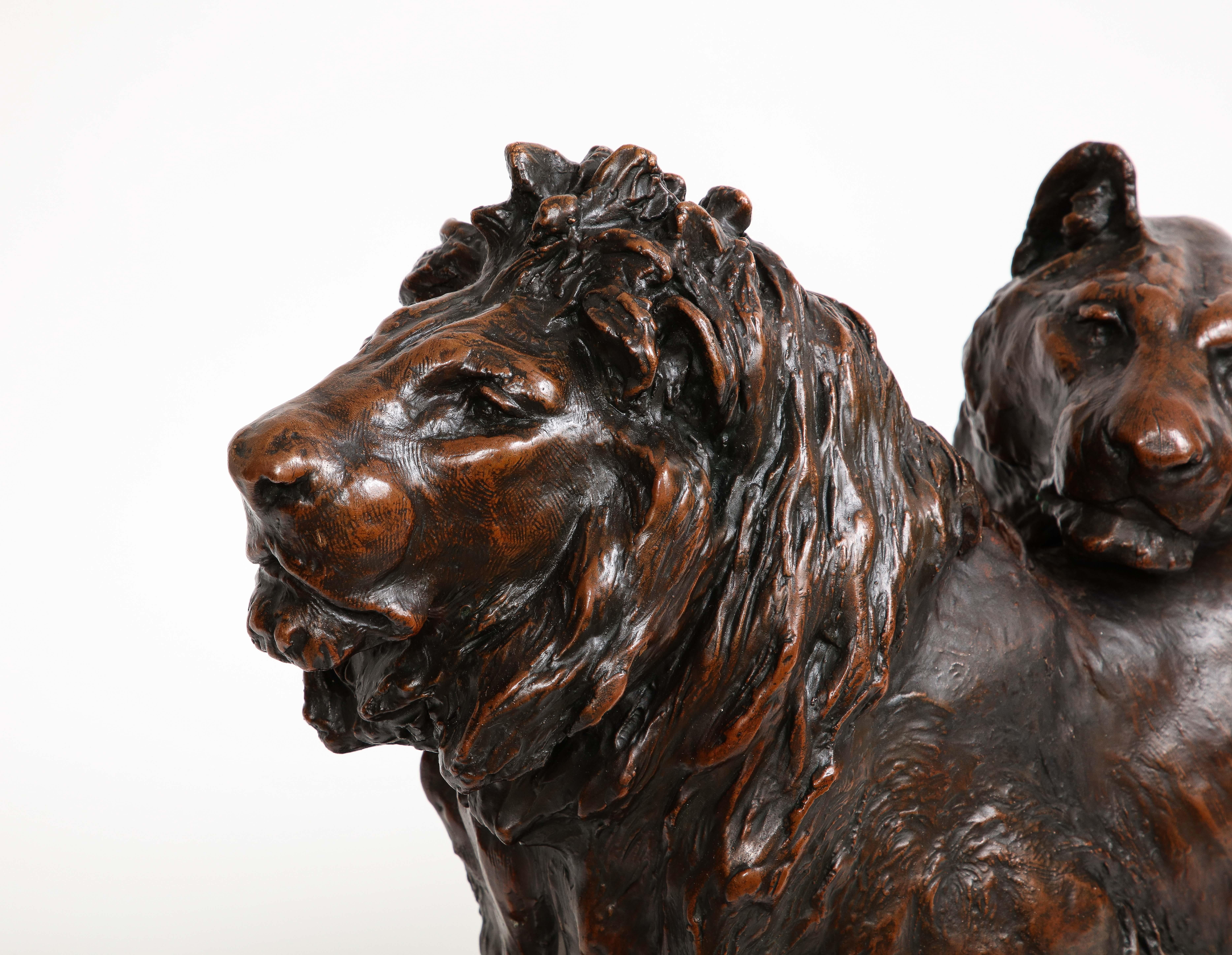 Sculpture en bronze patiné de deux lions qui s'embrassent, signée par l'artiste en vente 3