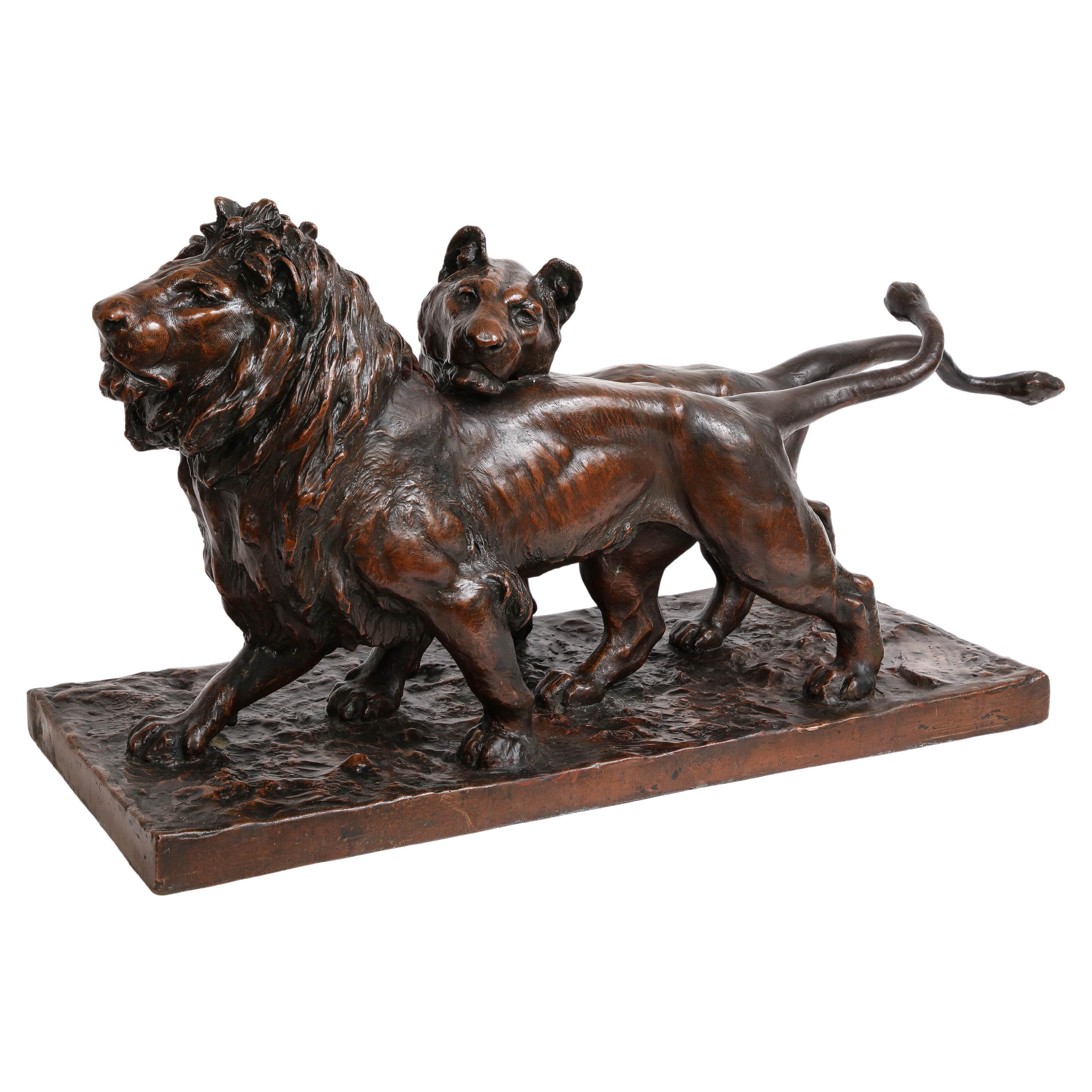 Patinierte Bronzeskulptur von zwei streifenden Löwen, signiert vom Künstler