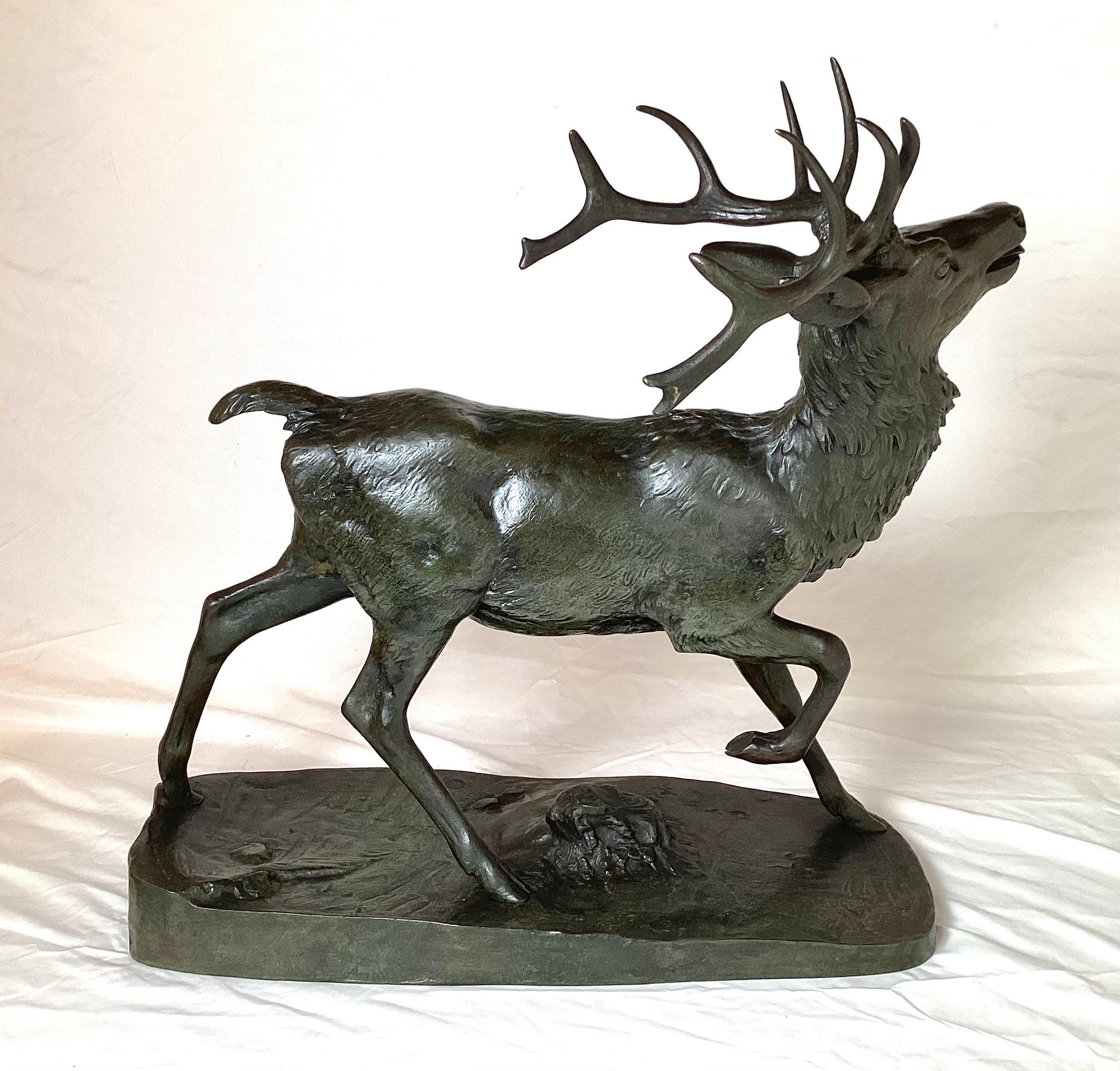 XIXe siècle Sculpture de cerf en bronze patiné signée Barye en vente