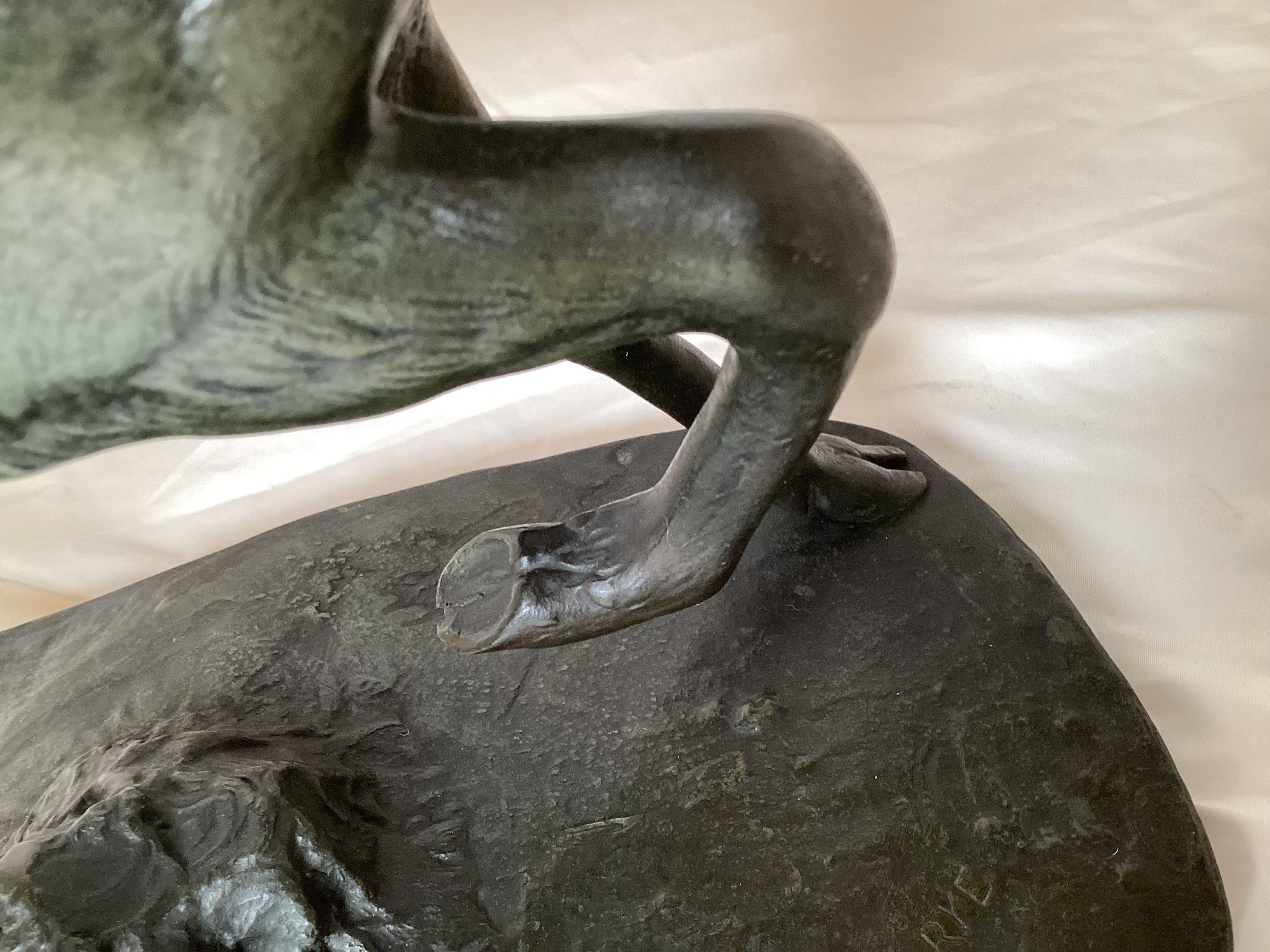 Sculpture de cerf en bronze patiné signée Barye en vente 2