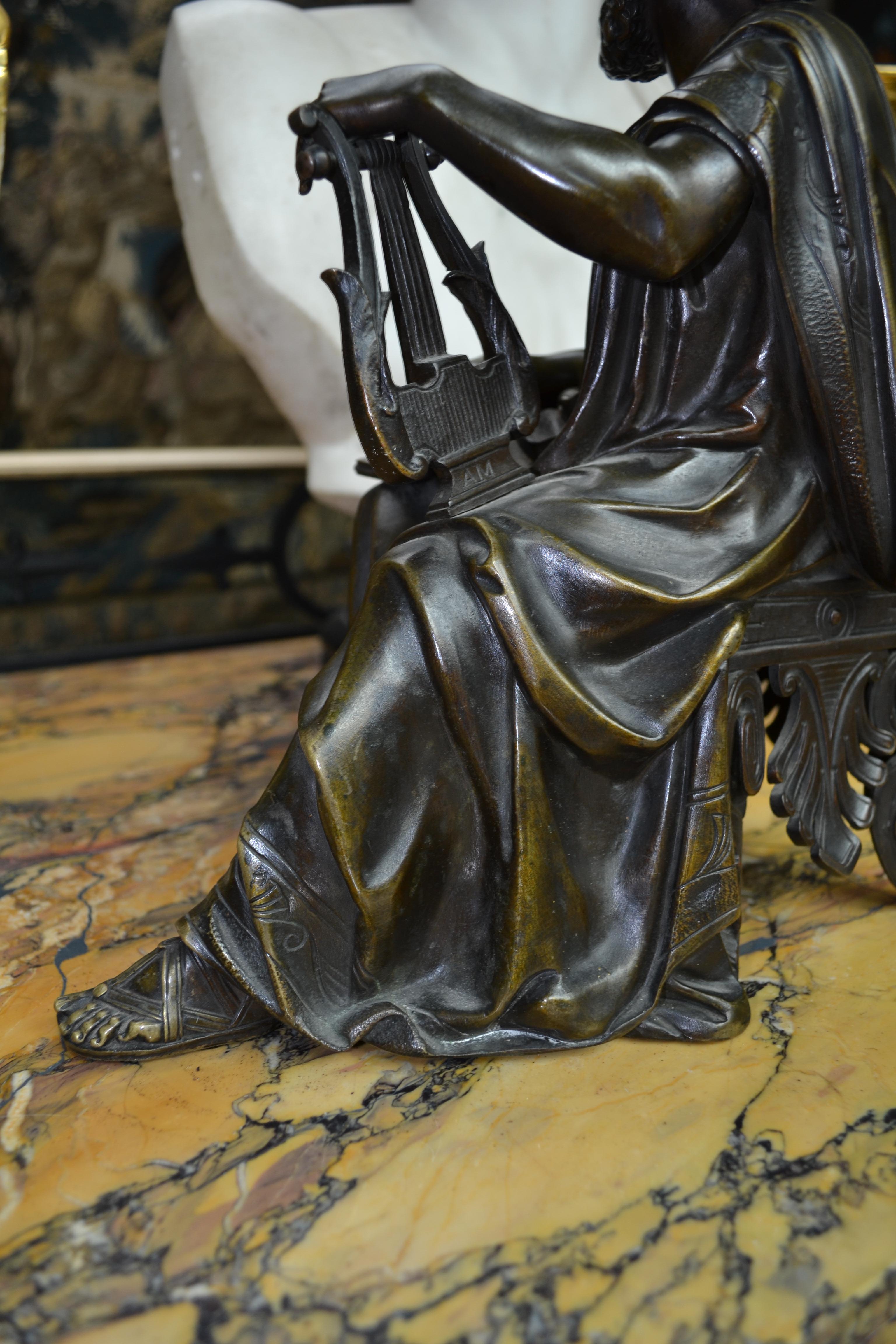 Una statua in bronzo patinato  di uno studioso classico seduto, firmato  Doriot in vendita 4