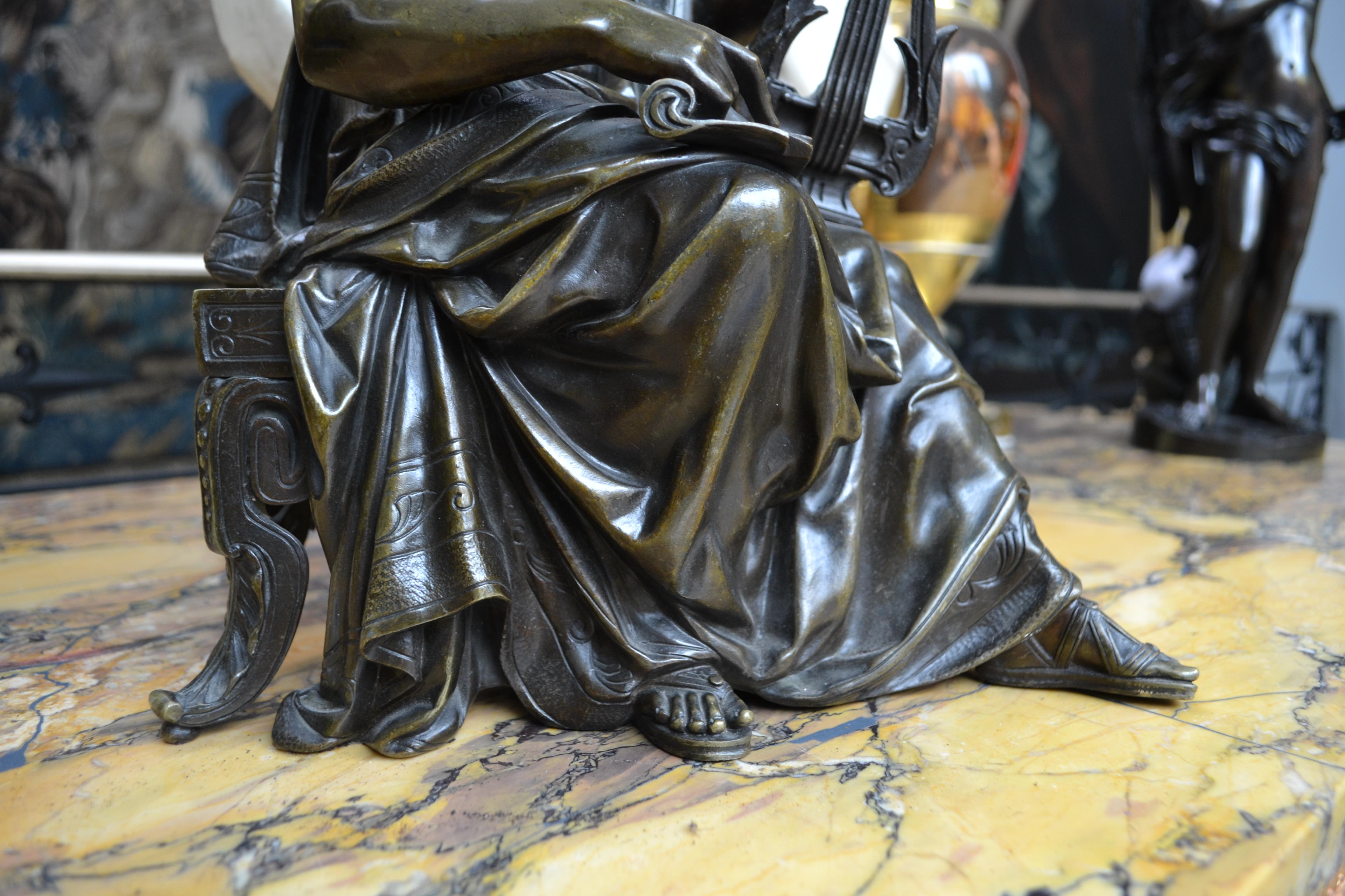 Una statua in bronzo patinato  di uno studioso classico seduto, firmato  Doriot in vendita 5
