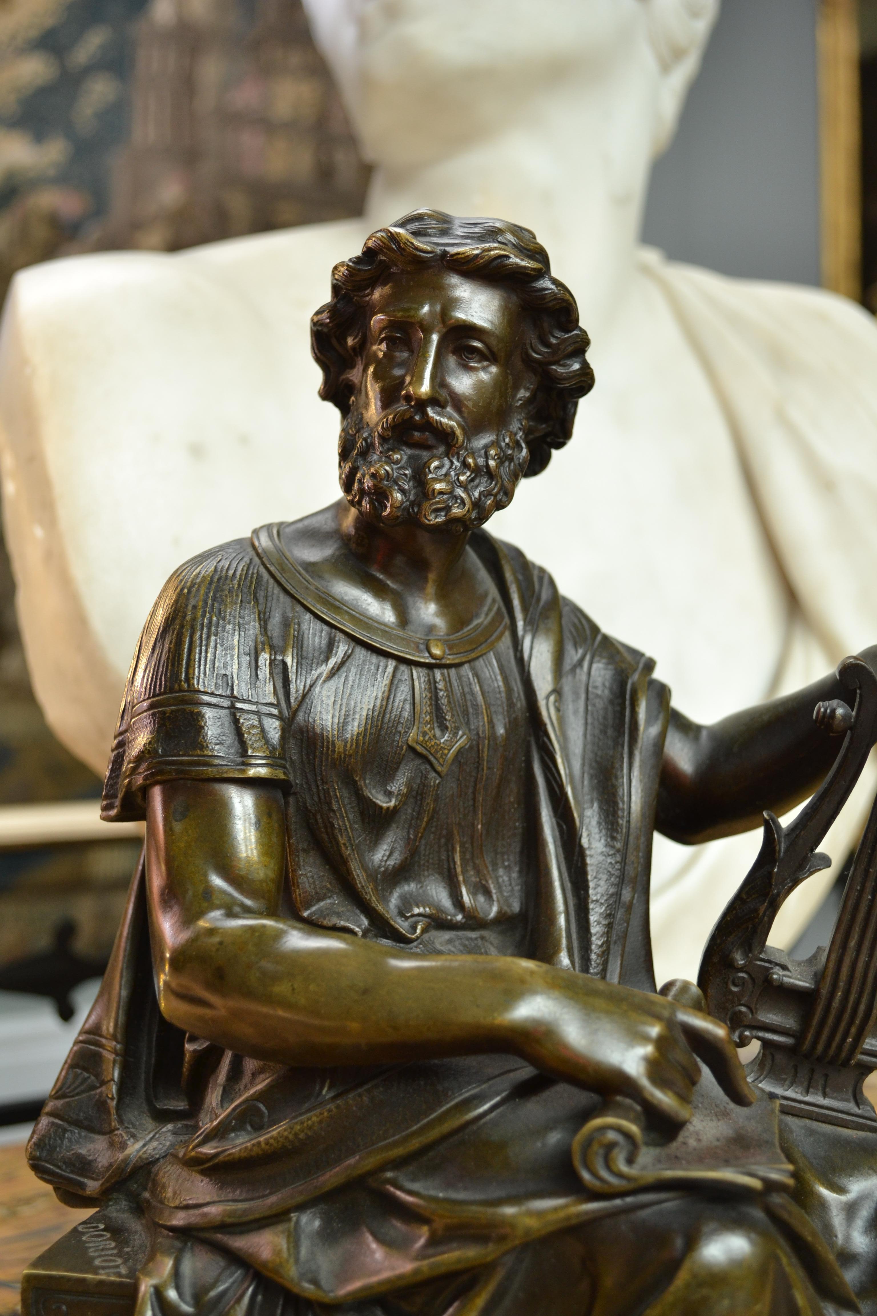 Una statua in bronzo patinato  di uno studioso classico seduto, firmato  Doriot in vendita 6