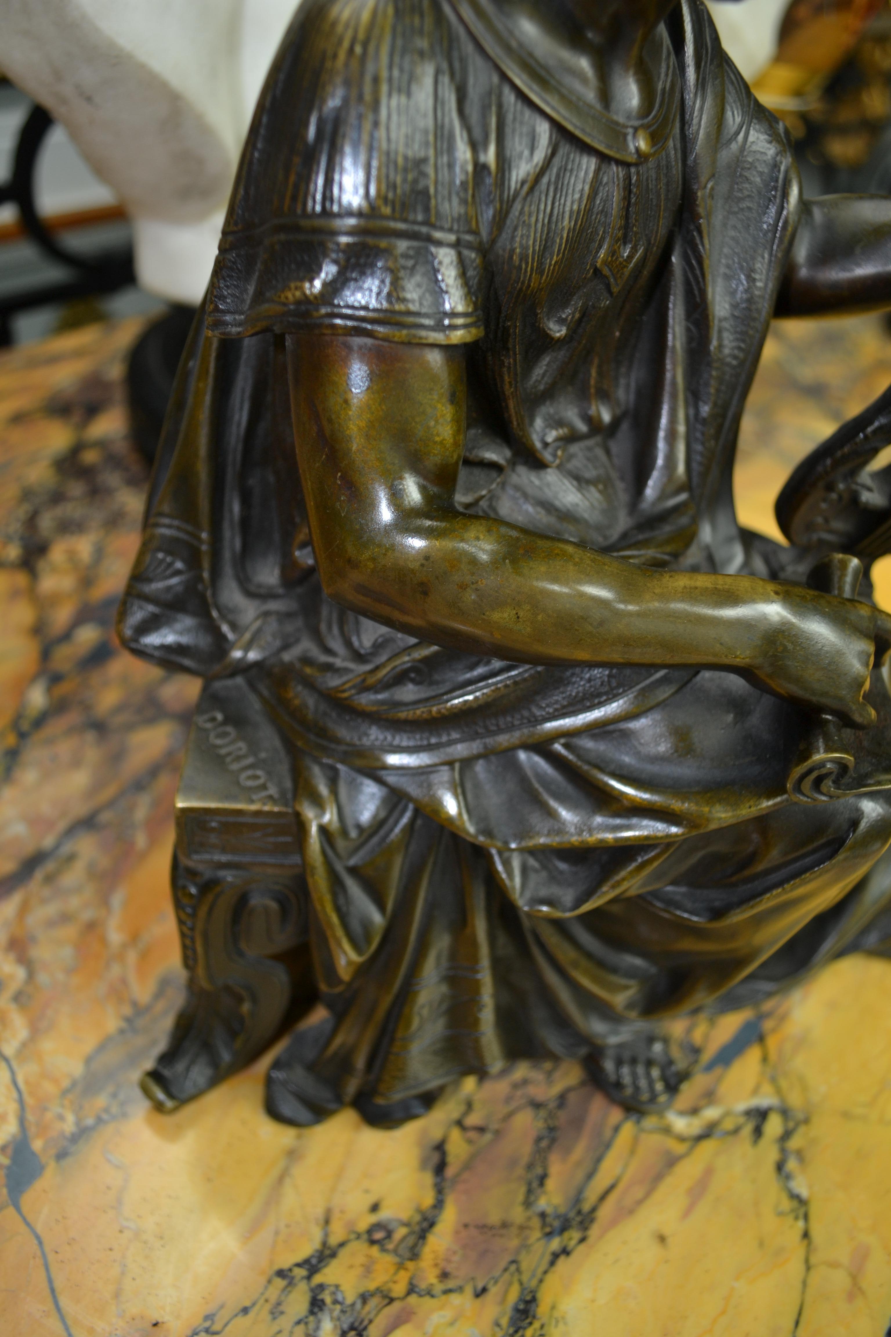 Una statua in bronzo patinato  di uno studioso classico seduto, firmato  Doriot in vendita 7