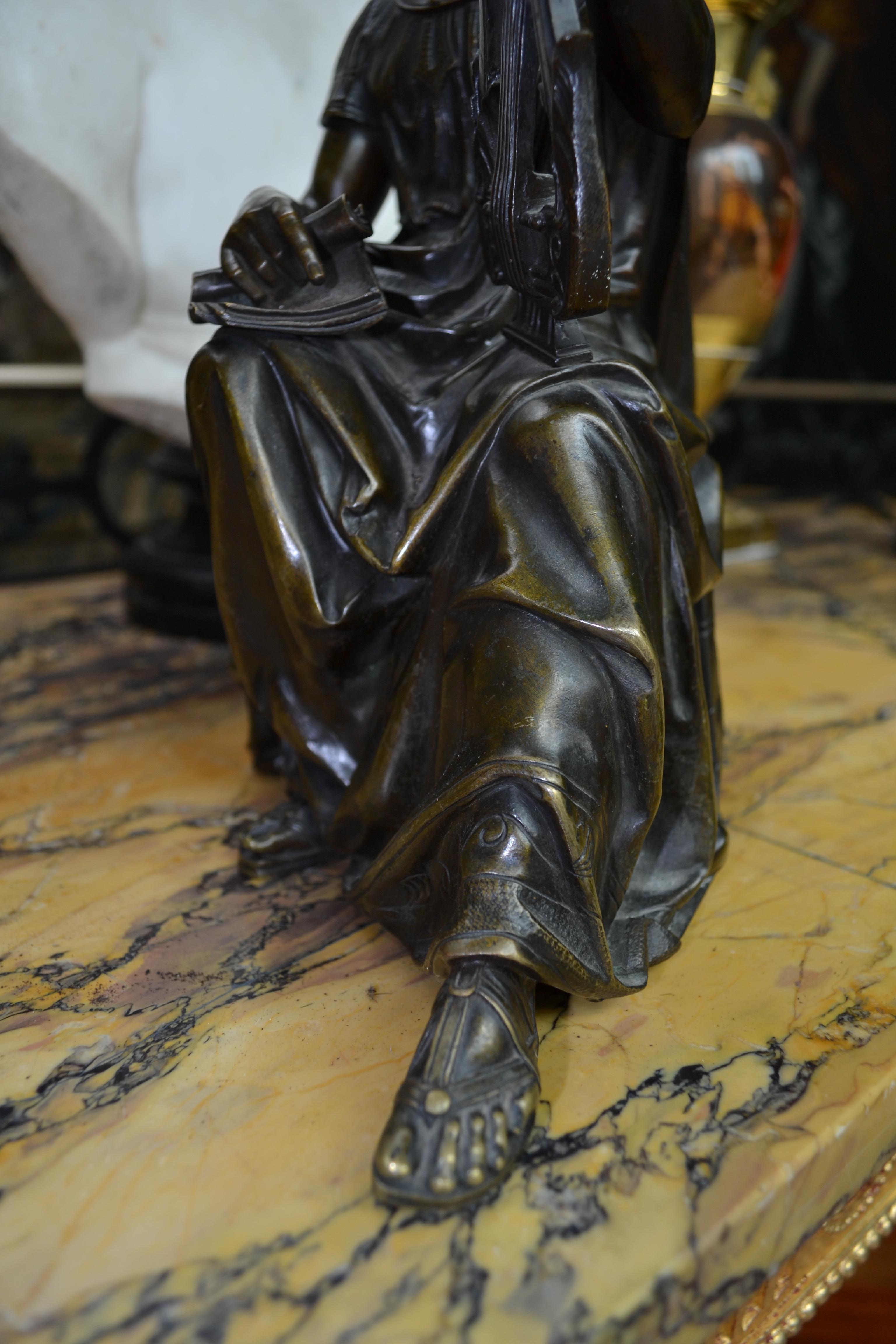Una statua in bronzo patinato  di uno studioso classico seduto, firmato  Doriot in vendita 8