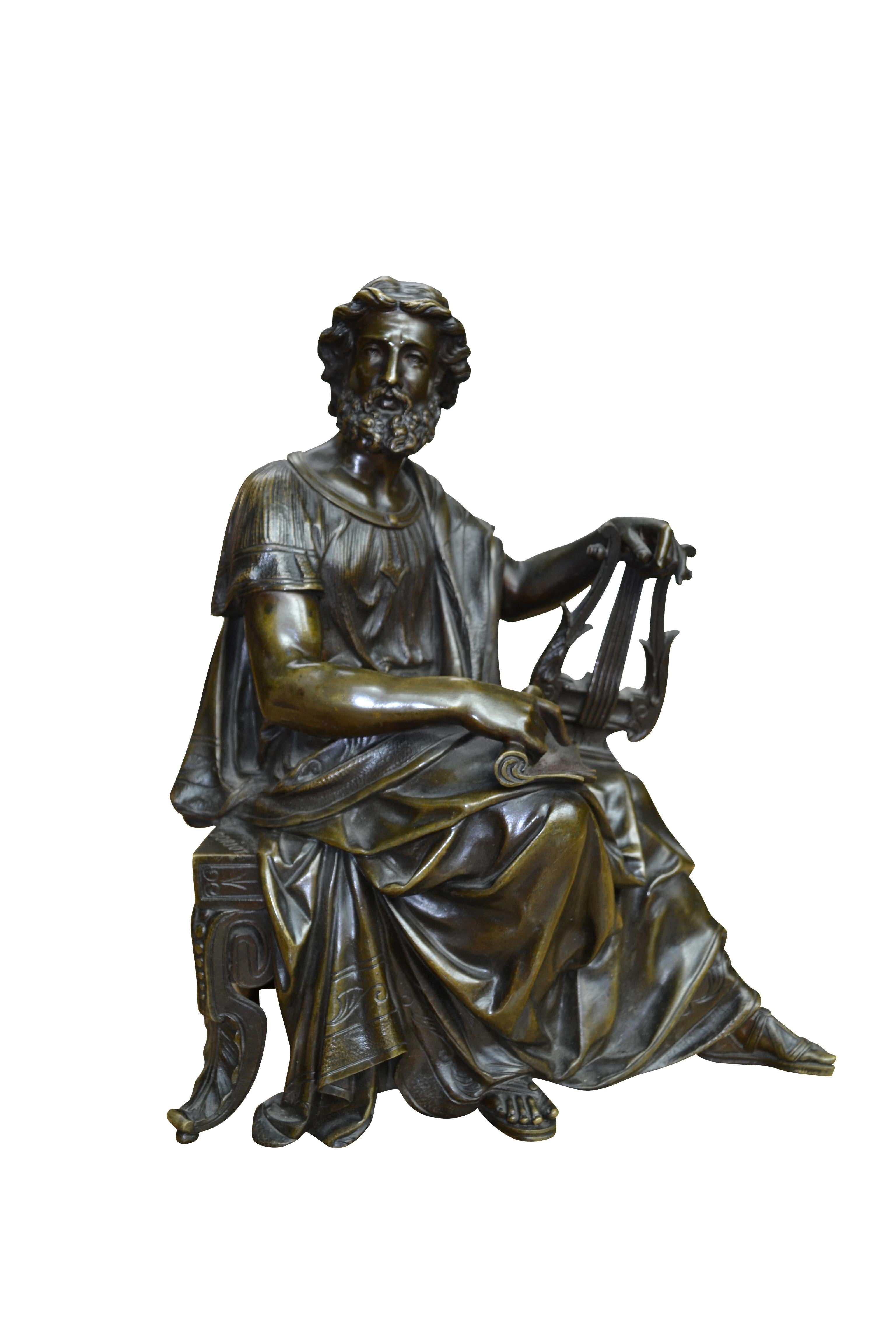 Una scultura in bronzo finemente fusa di  un'espressività classica  studioso greco con drappeggio  seduto su una sedia di Curule  con una lira in una mano e un rotolo aperto nell'altra, entrambi simboli di Apollo.  il Dio mitologico della musica e