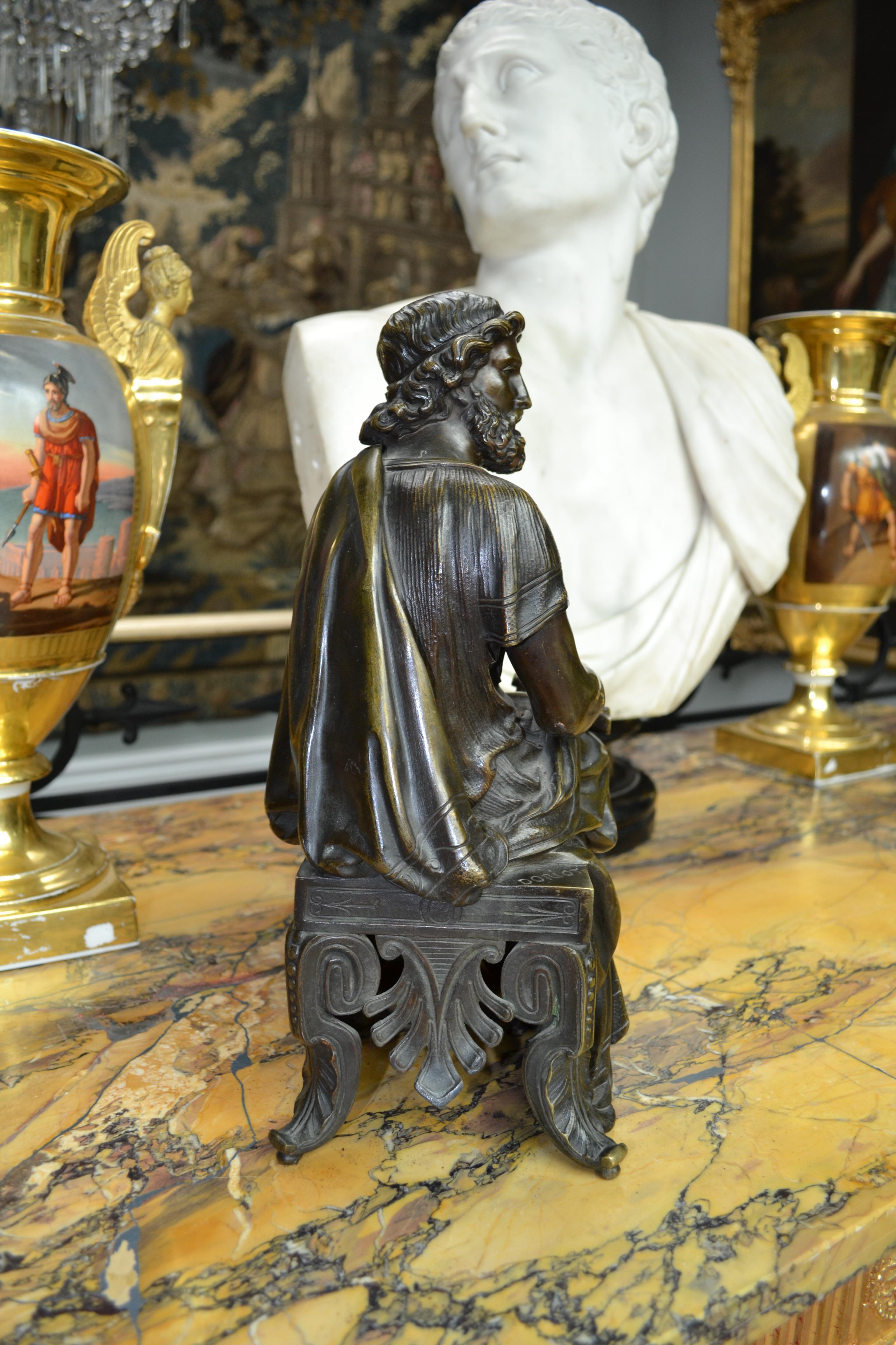 Una statua in bronzo patinato  di uno studioso classico seduto, firmato  Doriot in vendita 1