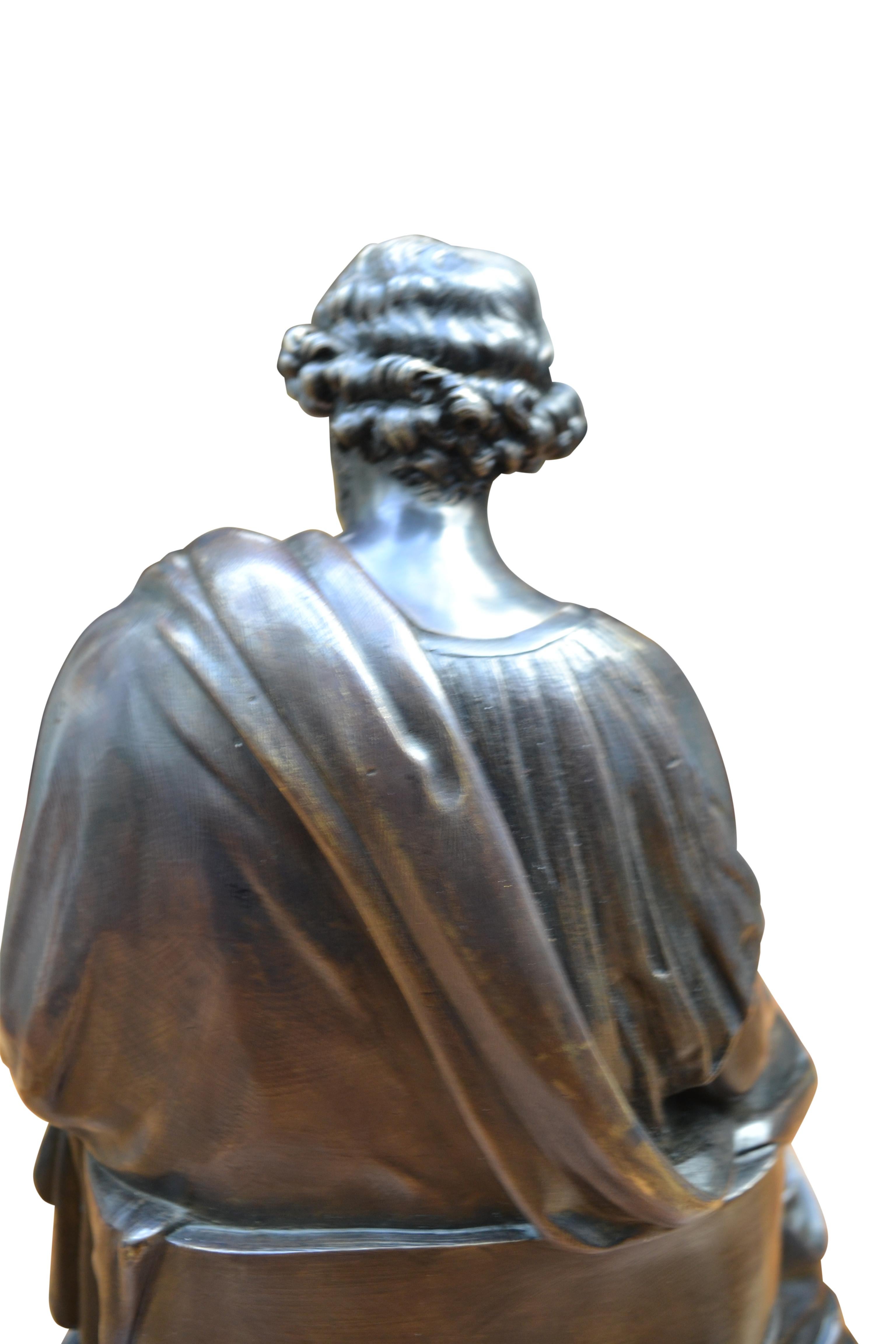 Estatua de bronce patinado de una persona sentada  Griego  Becario firmado Moreau en venta 3